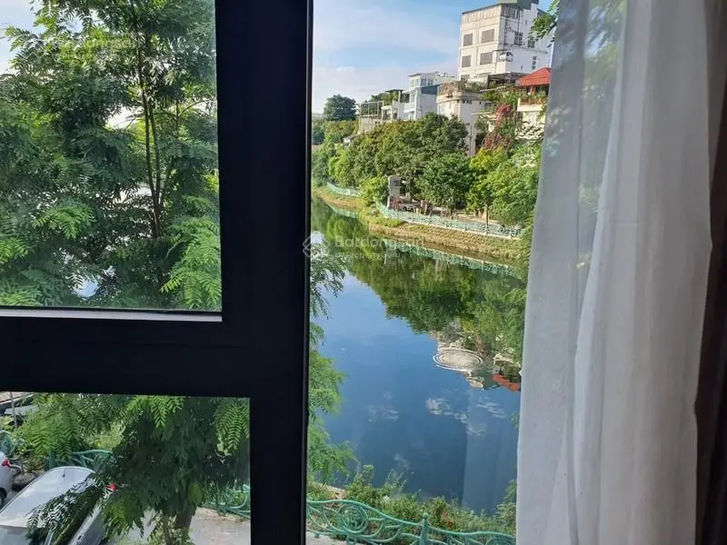 Tòa nhà bán ở mặt hồ 6 tầng tuyệt đẹp xe hơi đỗ thoải mái, vỉa hè rộng thanh bình và lãng mạn