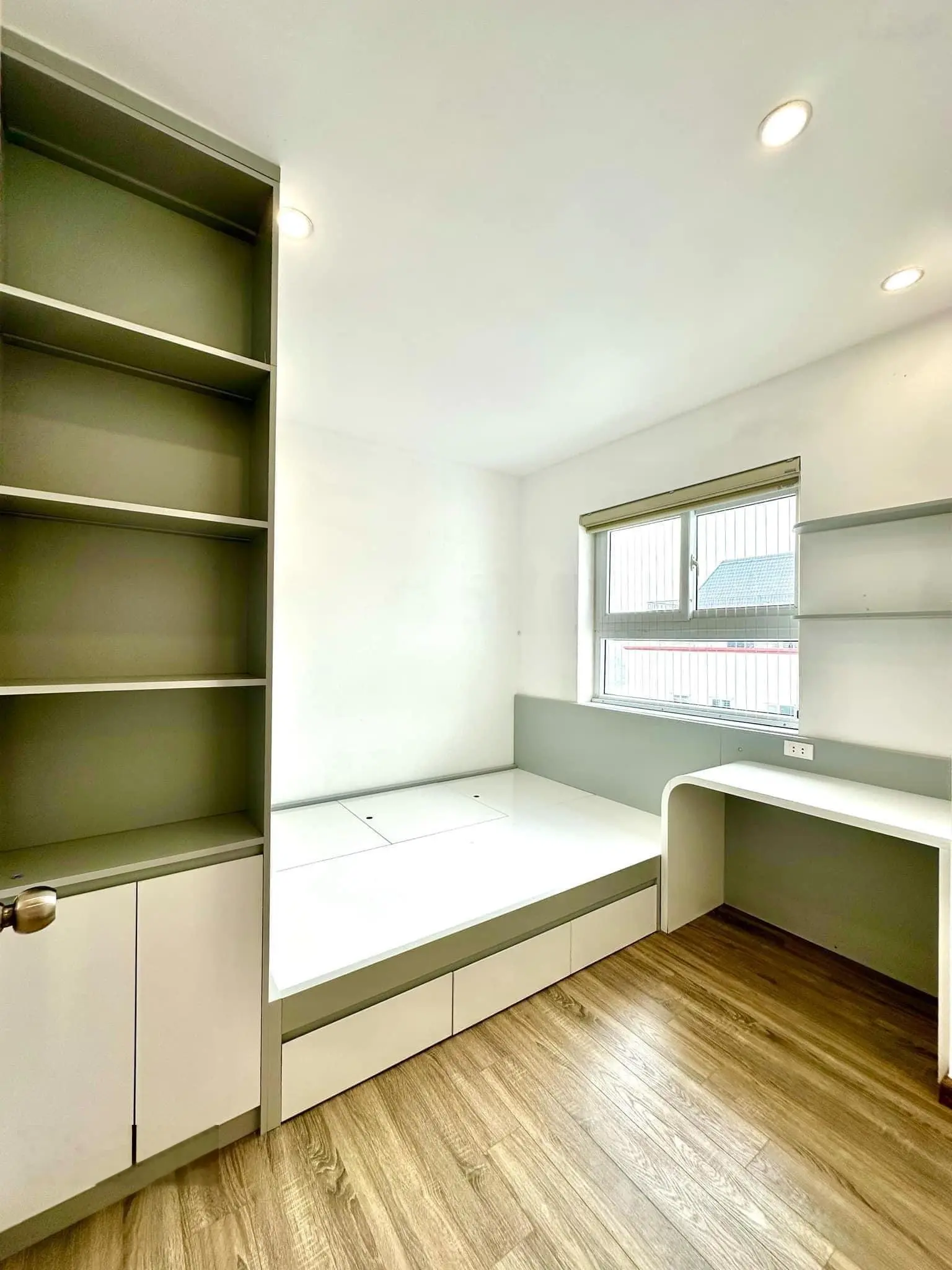 Chính chủ bán căn hộ ban công view hồ 77m2 đủ nội thất cực thoáng mát giá nhỉnh 2 tỷ
