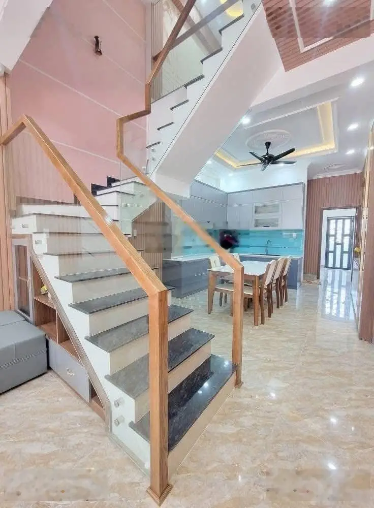 Nhà 3 lầu gần làng đại học quốc gia