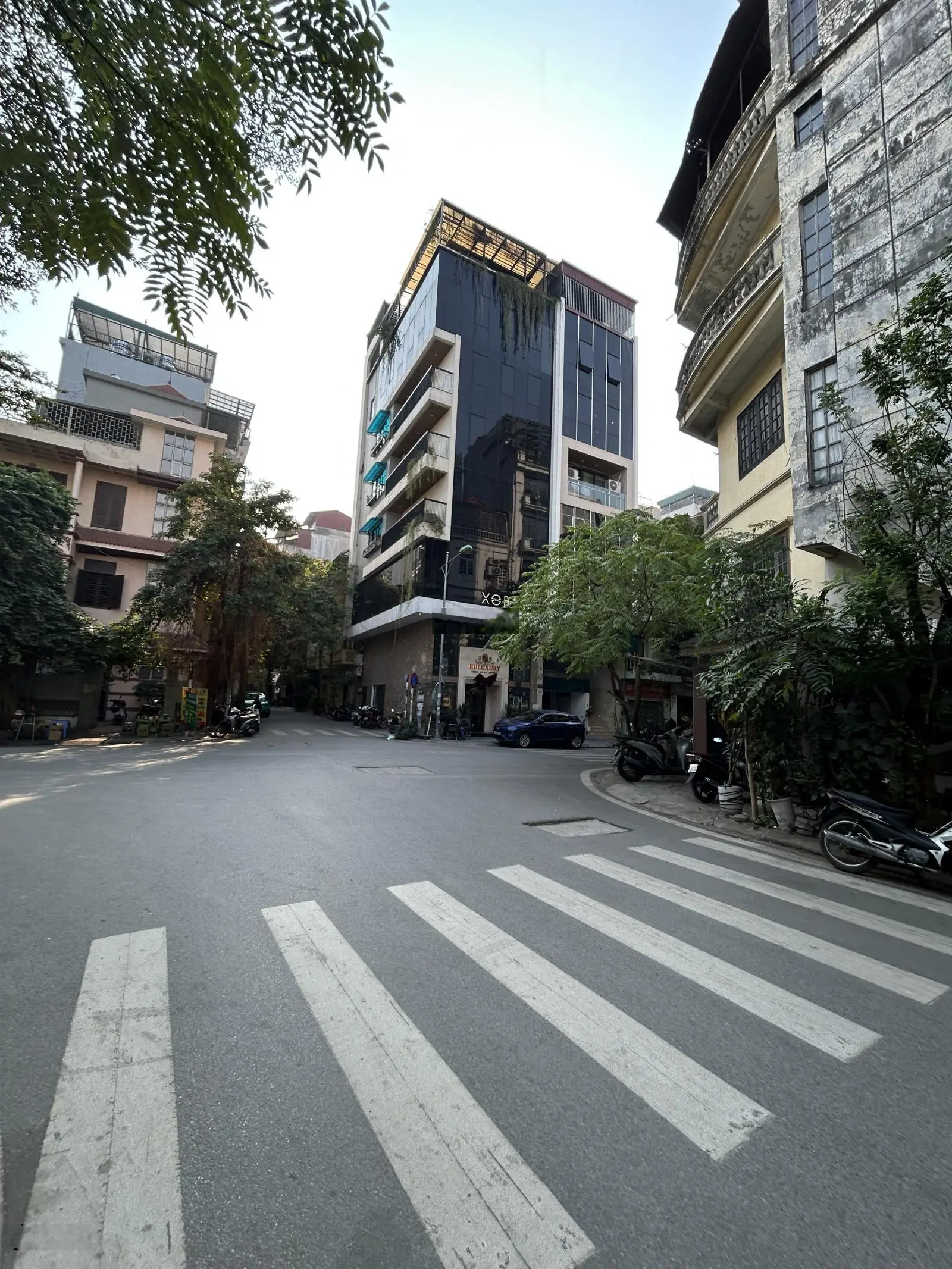 Nhà VIP phân lô liền kề Hoàng Cầu - ô tô tránh vỉa hè rộng - Kinh doanh - 50m MT 5,1m giá 19 tỷ
