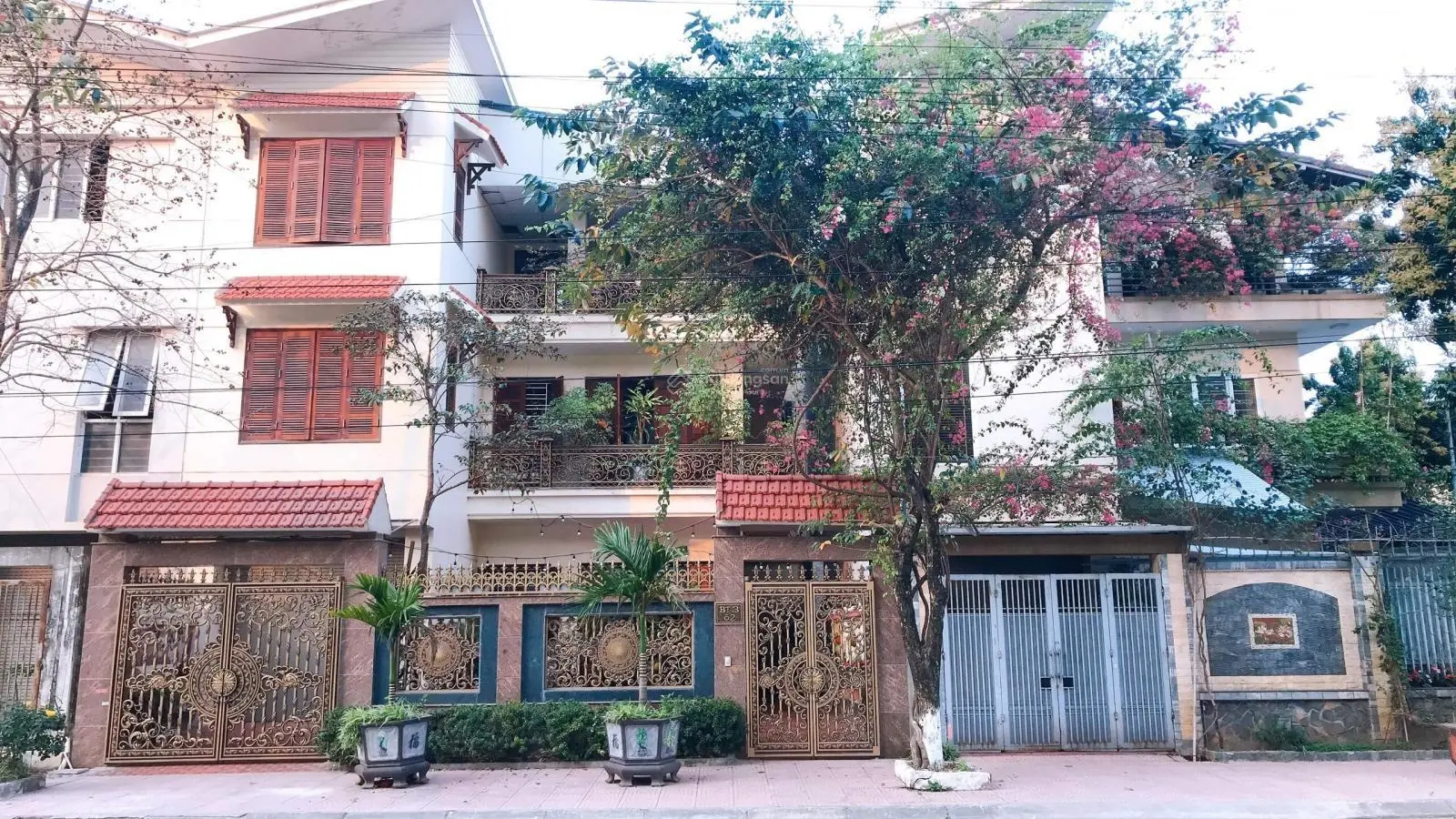 Chính chủ bán căn LK2 đối diện chung cư, nhà hoàn thiện full nội thất giá đầu tư tốt