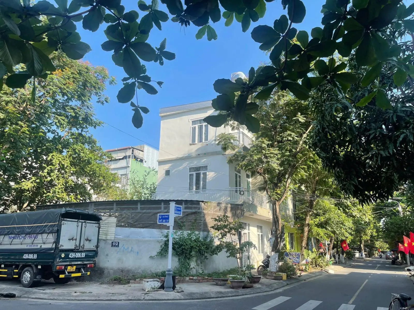 Hạ Giá Bán Nhanh! Căn Góc View Trực Diện Vòng Quay Mặt Trời & Toà 69 Tầng Sun Group. Giá Nhỉnh 11ty
