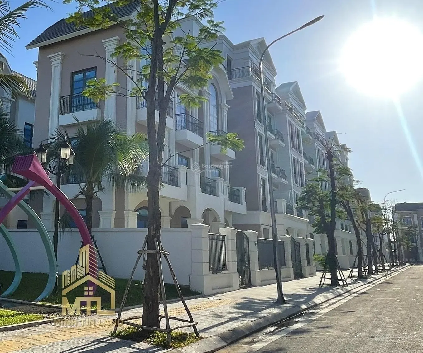 Bán căn nhà phố hoàn thiện cơ bản, sẵn hợp đồng thuê chỉ 17 tỷ, có sổ hồng tại Vinhomes Grand Park