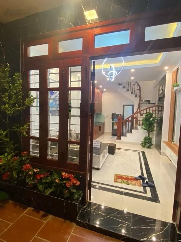 Bán nhà 5T ngõ 129 đường Bát Khối Long Biên. Giá chào hơn 5 tỷ nhà đẹp, ngõ nông, lô góc vị trí đẹp
