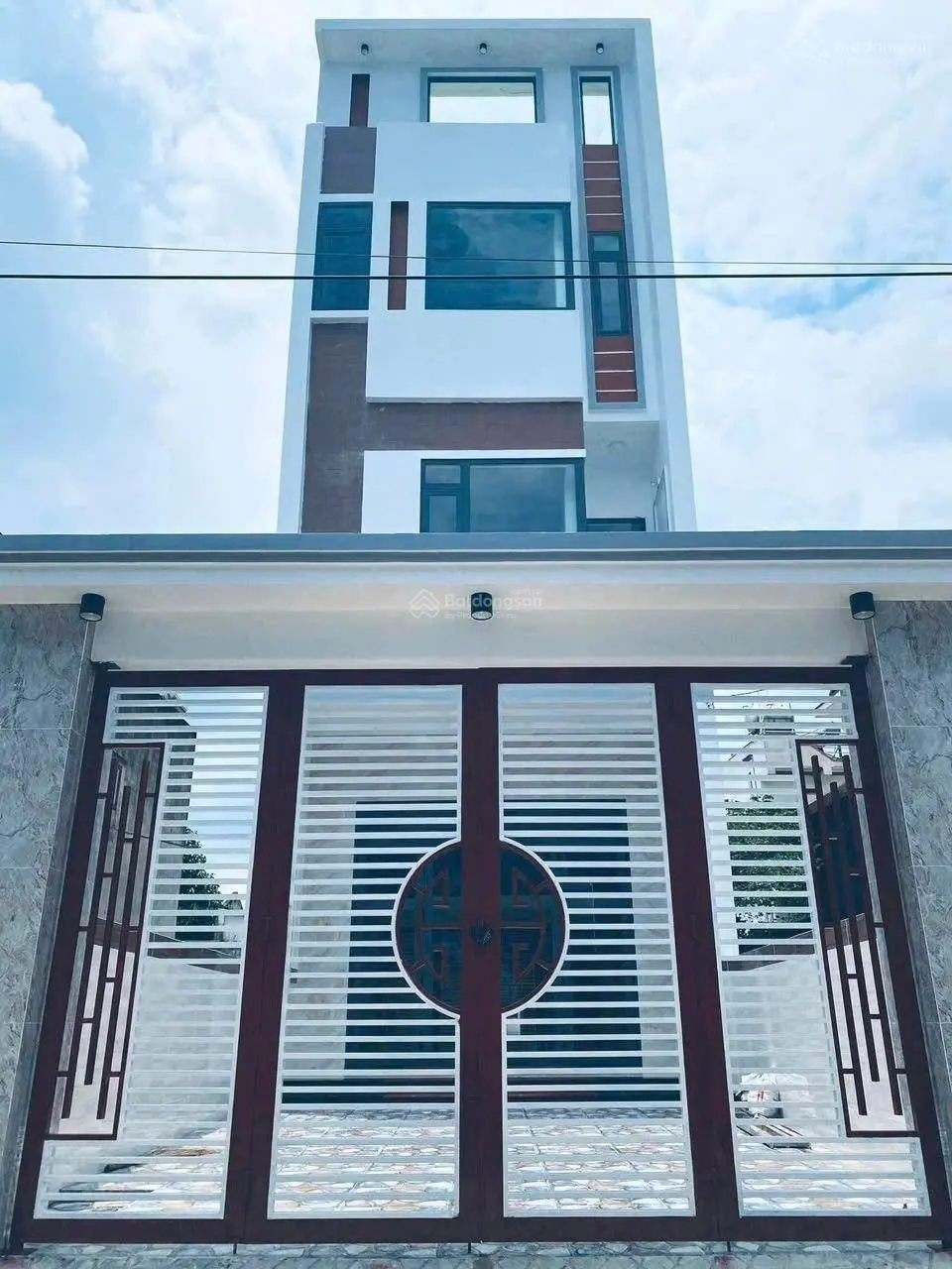 Nhà 1 trệt 2 lầu sổ hồng riêng, hoàn công đầy đủ TP. Dĩ An