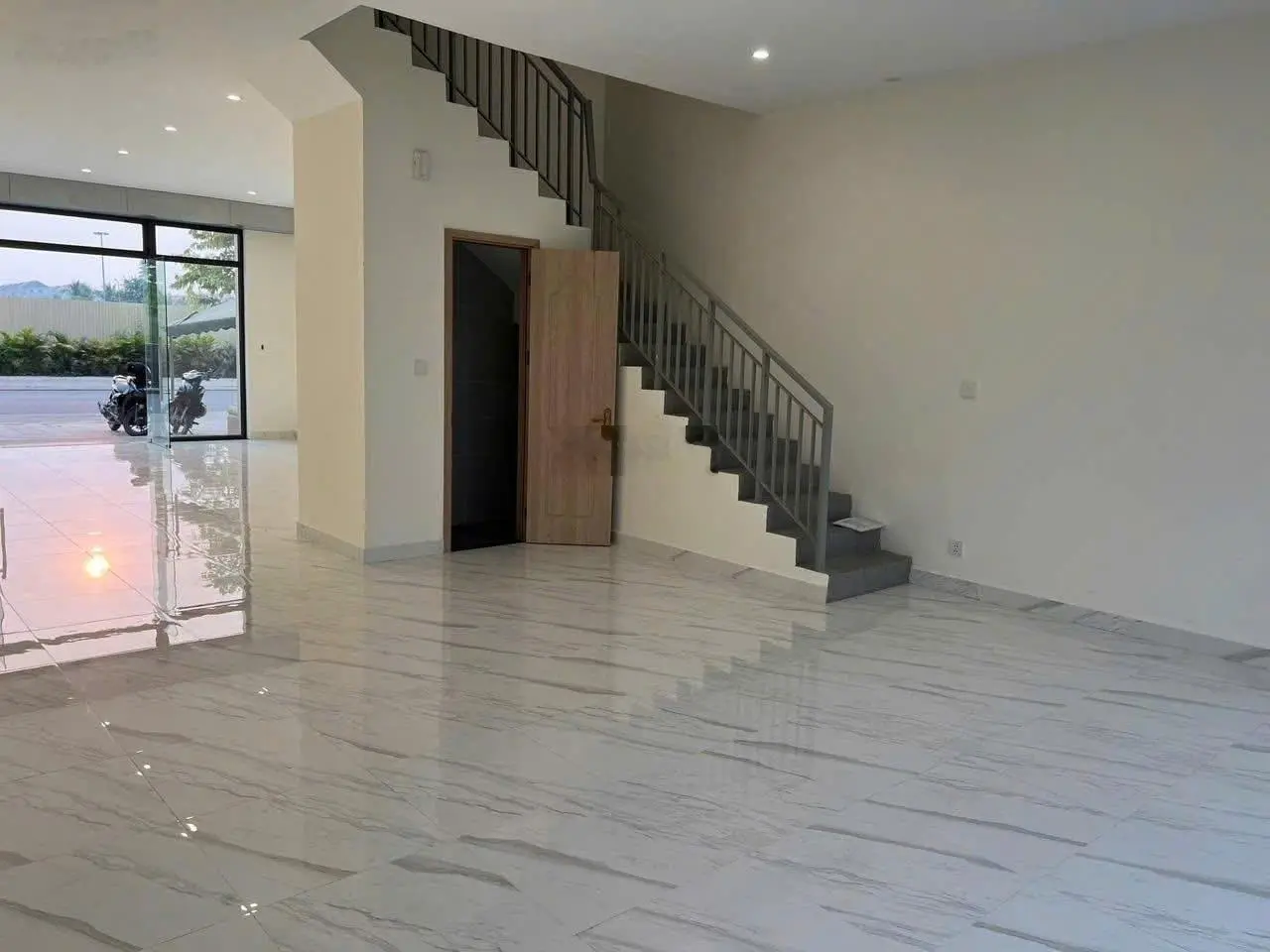 Cần bán ngay nhà phố đường rộng 20m, đầy đủ tiện ích