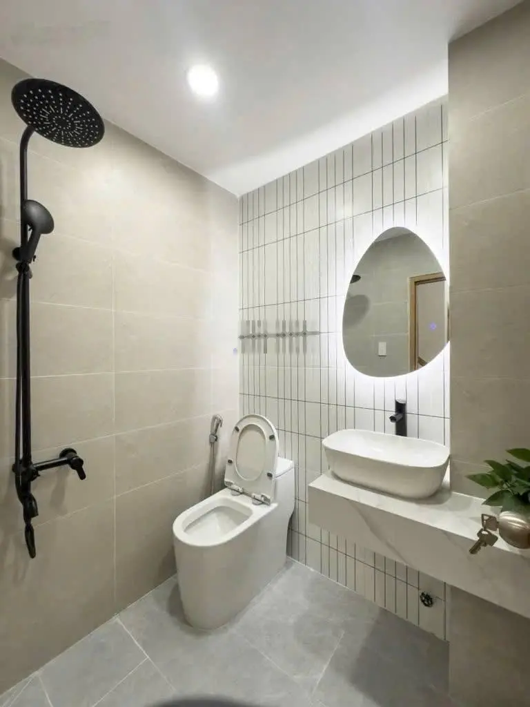 Bán gấp nhà riêng 3PN, 3WC. DT: 56m2 giá hời 3 Tỷ 350 tại Phạm Phú Thứ, Q6 (SHR). LH 0909867347