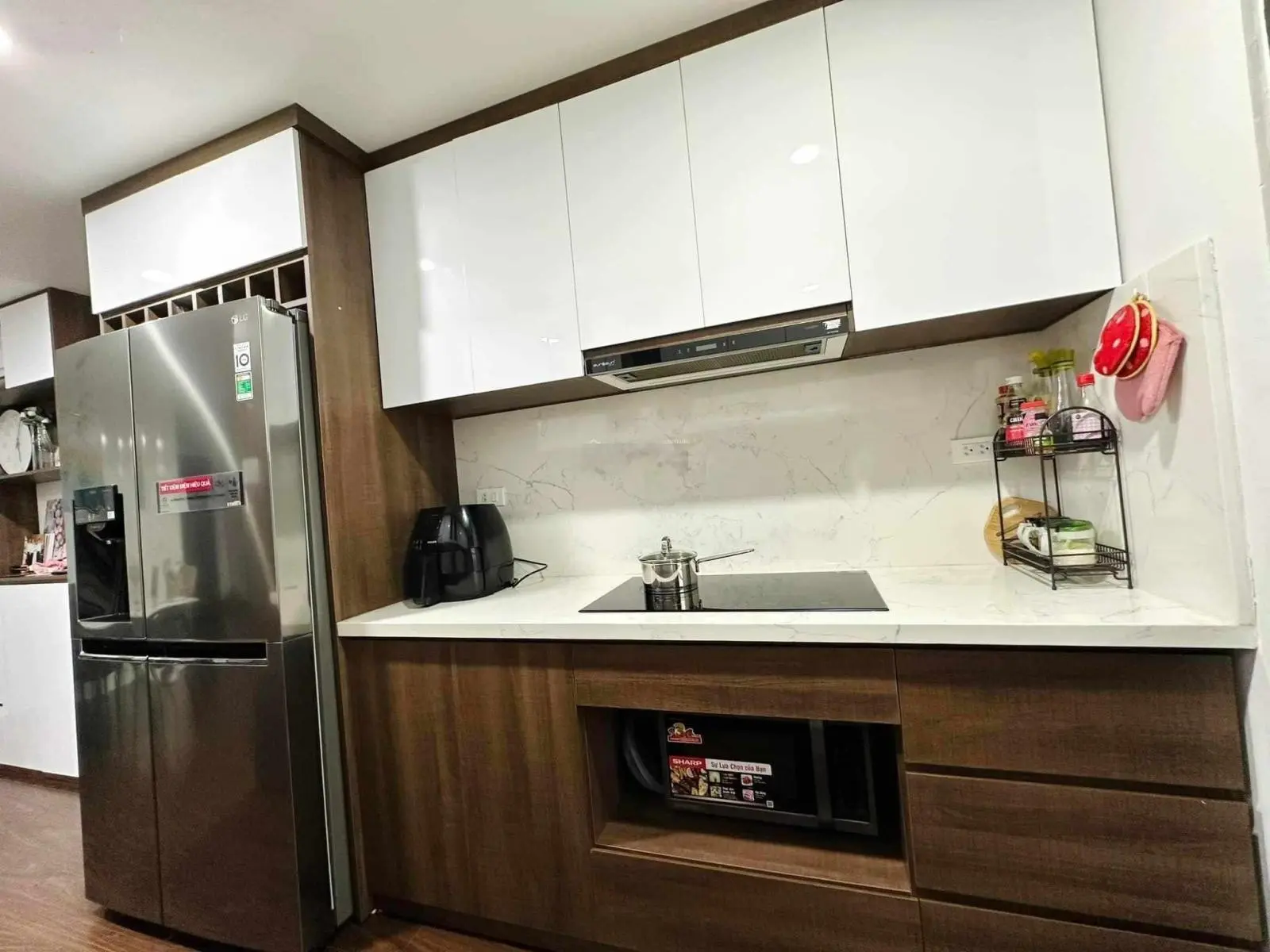 Cần tiền bán gấp căn Vinaconex 2 - Kim Văn Kim Lũ, S = 107m2, 3PN, 2WC, giá 5.56 tỷ. LH: 0985 232 ***