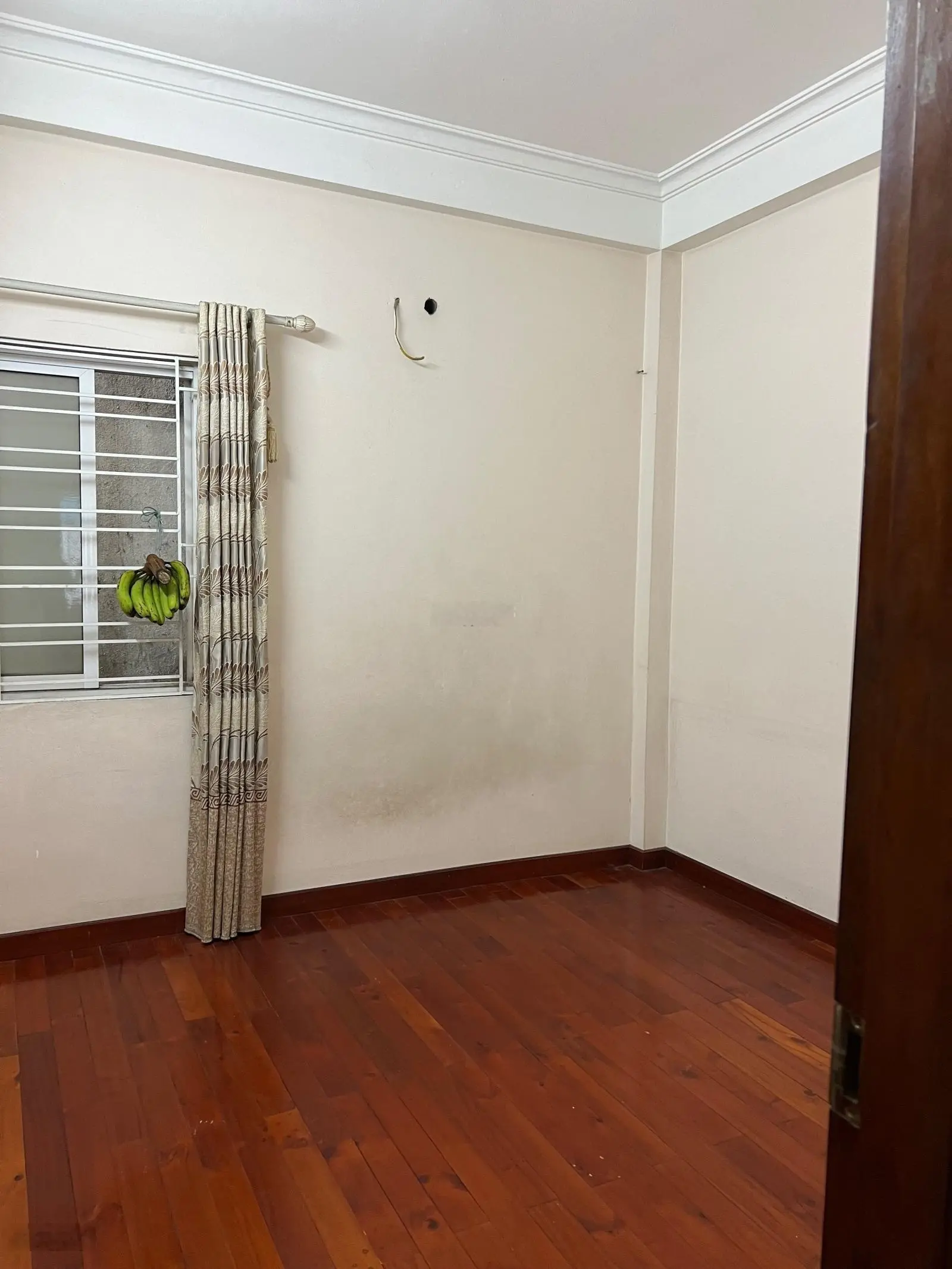 Chính chủ gửi bán căn nhà như hình 35m2 - 4 tầng 1 tum 4n ngõ 5m ô tô đỗ trước nhà giá chỉ 5, x tỷ