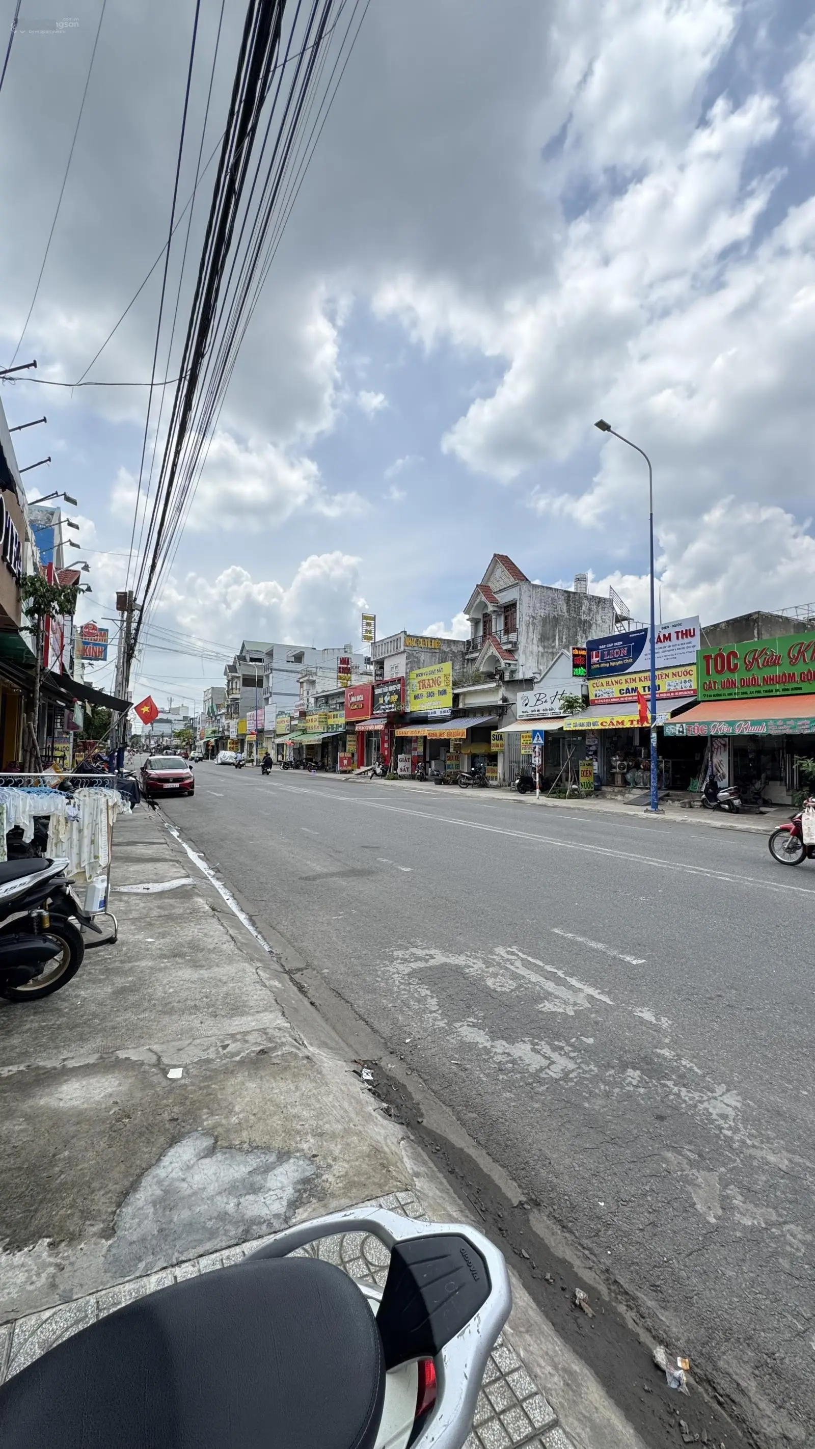Rẻ ngang giá đất trống. Bán gấp mặt bằng kinh doanh đường chính D1 kế chợ Vietsing