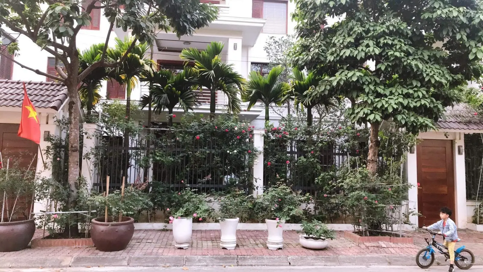 Chính chủ bán căn LK2 đối diện chung cư, nhà hoàn thiện full nội thất giá đầu tư tốt