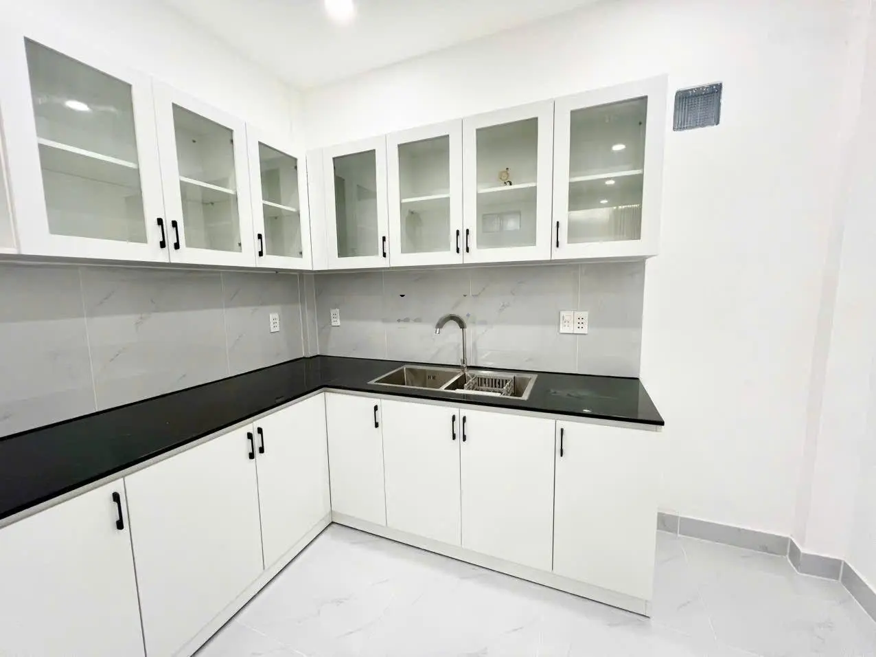 Hot! Thông Tin Thật 100%. Giá 2 tỷ 950tr, 1 tr 1 lầu, SHR, Nhà Mới Hẻm 1 Sẹc Đường Cô Giang Q1.