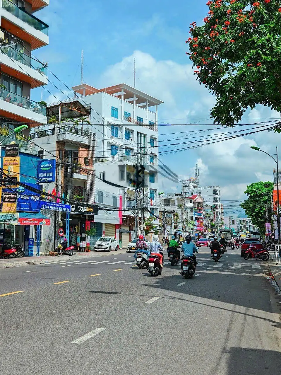 Bán nhà phố 3 tầng mặt tiền đường 2/4 ngay TTTP NHA TRANG