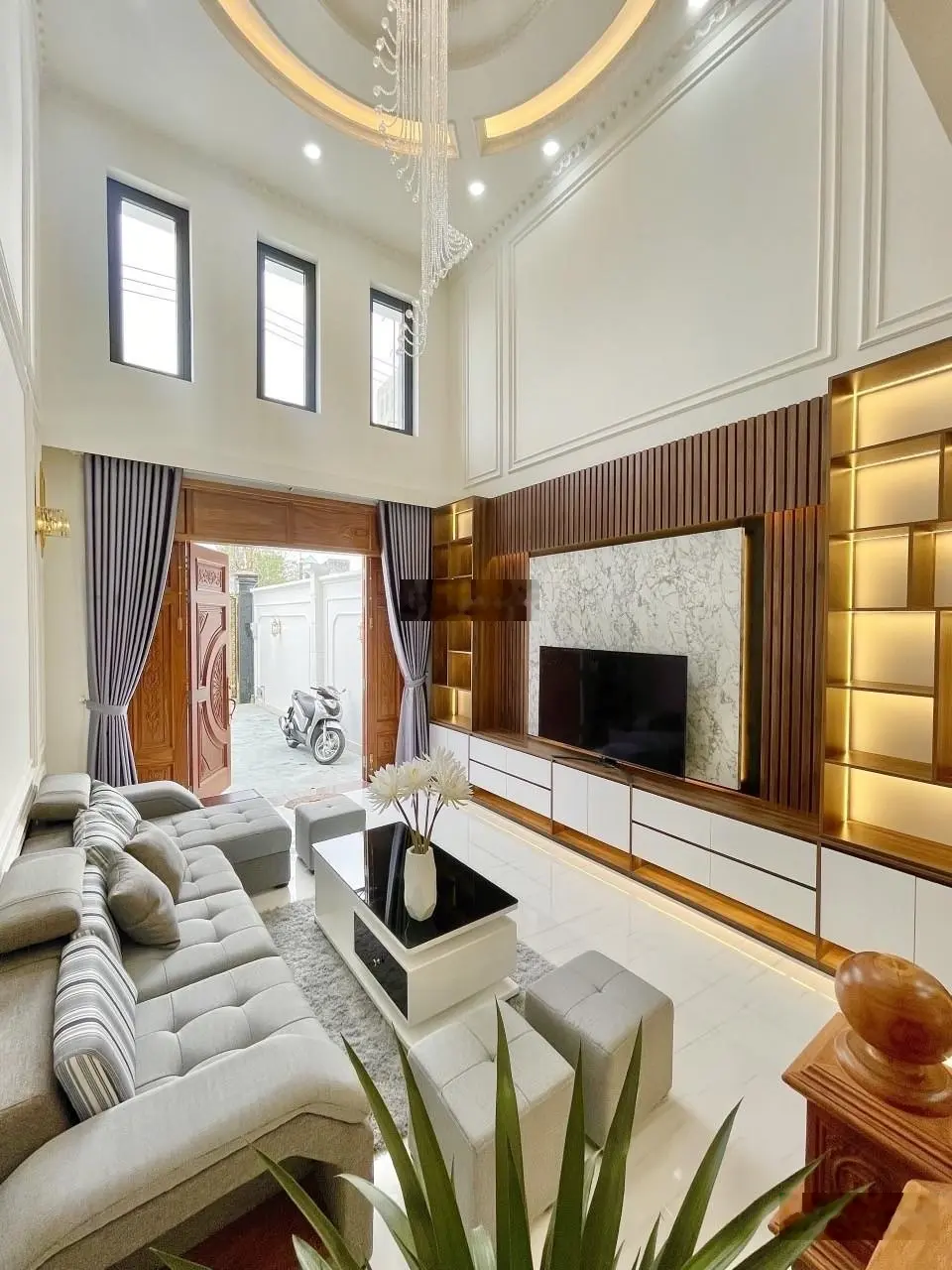 Siêu hiếm, Quốc lộ 13, Hiệp Bình Phước, hẻm xe tải 8m, 4 tầng, 105m2, sổ hồng hoàn công, chỉ 10 t.y