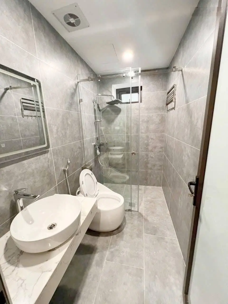 Bán nhà lô góc 2 thoáng phố Trạm, Long Biên, 5 tầng, nội thất cơ bản về ở ngay, giá 5,7 tỷ