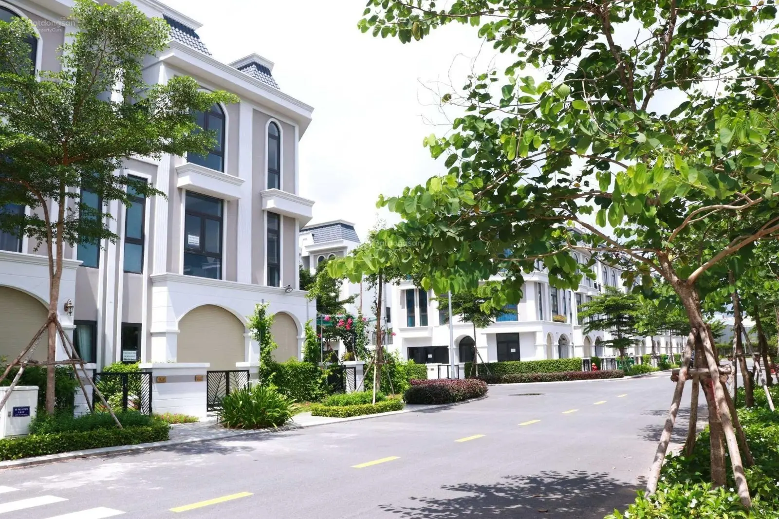 Khách ngộp bán lỗ căn nhà 1 trệt 2 lầu giá 2,7 tỷ. LH 0973 013 ***