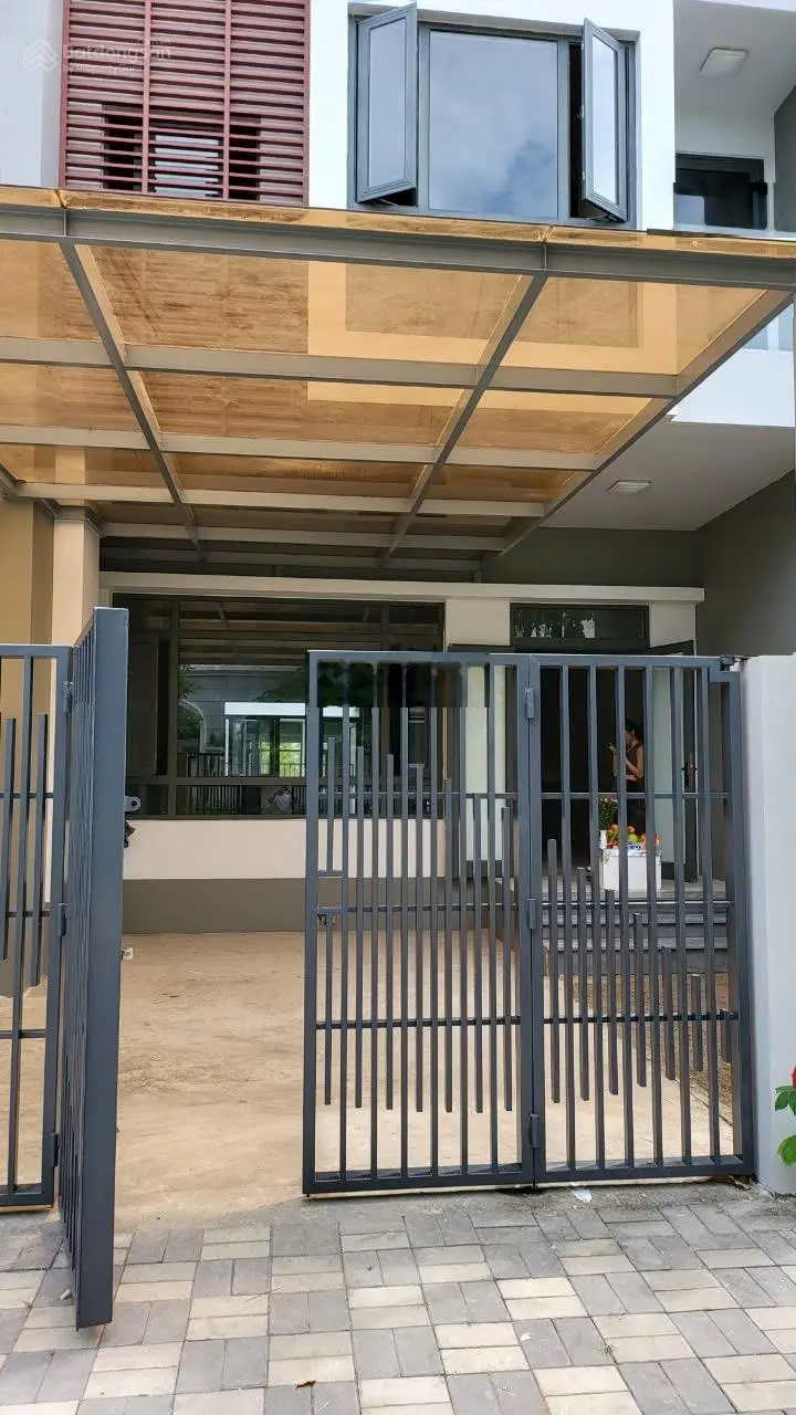 Bán nhà Phố Đông Village 1 trệt, 2 lầu 12 tỷ với 120m2, hoàn thiện bên ngoài, thô trong.