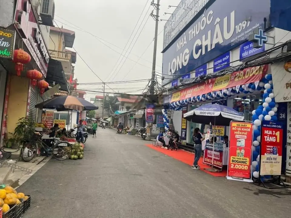 gia đình cần bán nhà 3 tầng 44mv đường thông oto đỗ cửa cách chợ thôn chỉ 30m Đại mạch ĐA-HN