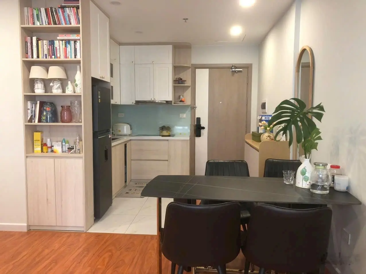 Sát nhà nổi gửi xe,bán 2PN1VS full đồ 55m I5 Đông Bắc 3.580 tỷ TV Vinhomes Smartcity