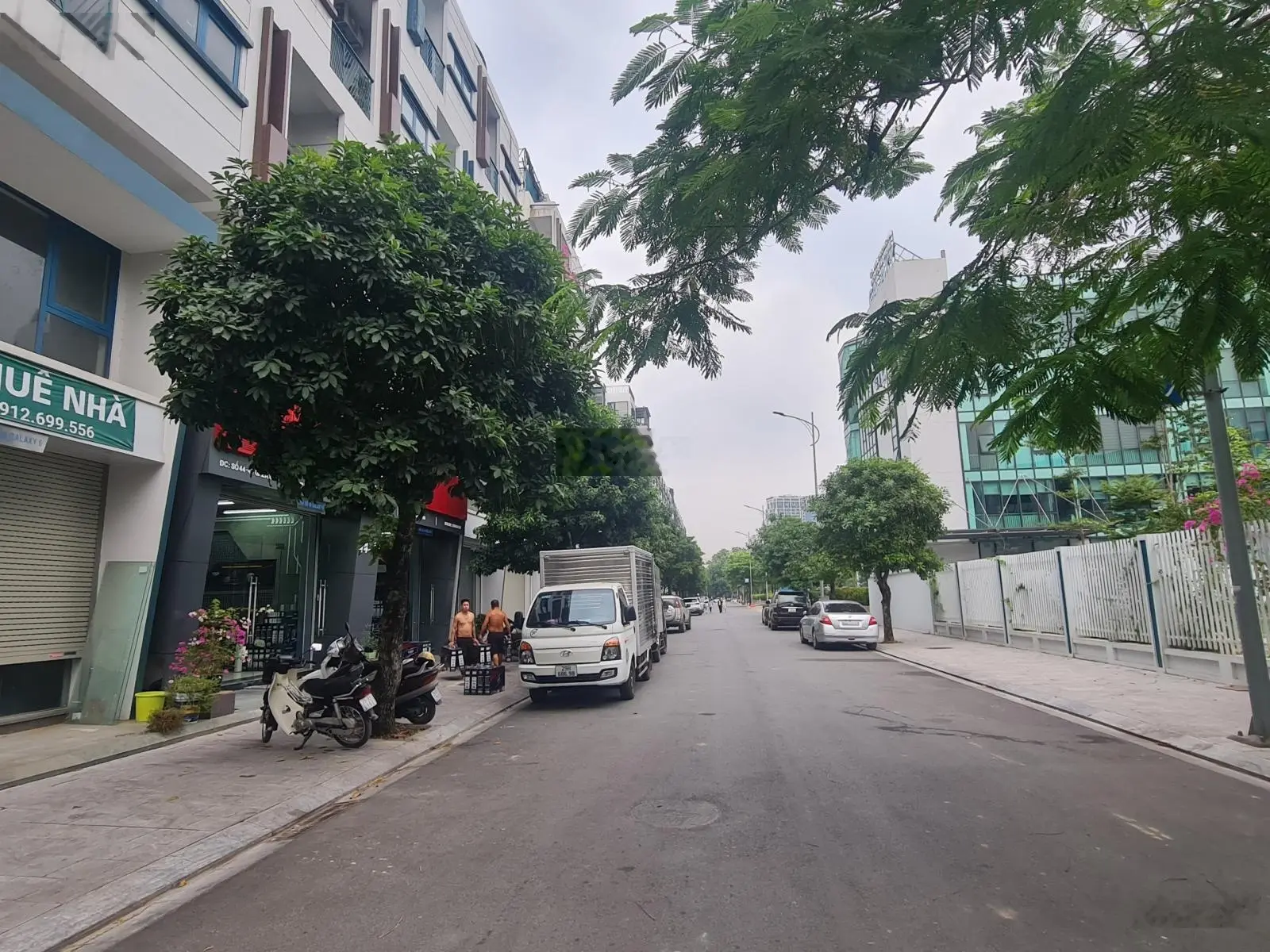 Chính Chủ cần bán căn Galaxy Vạn Phúc vị trí đẹp kinh doanh tốt nhỉnh 2x tỷ. LH: 0963 689 ***