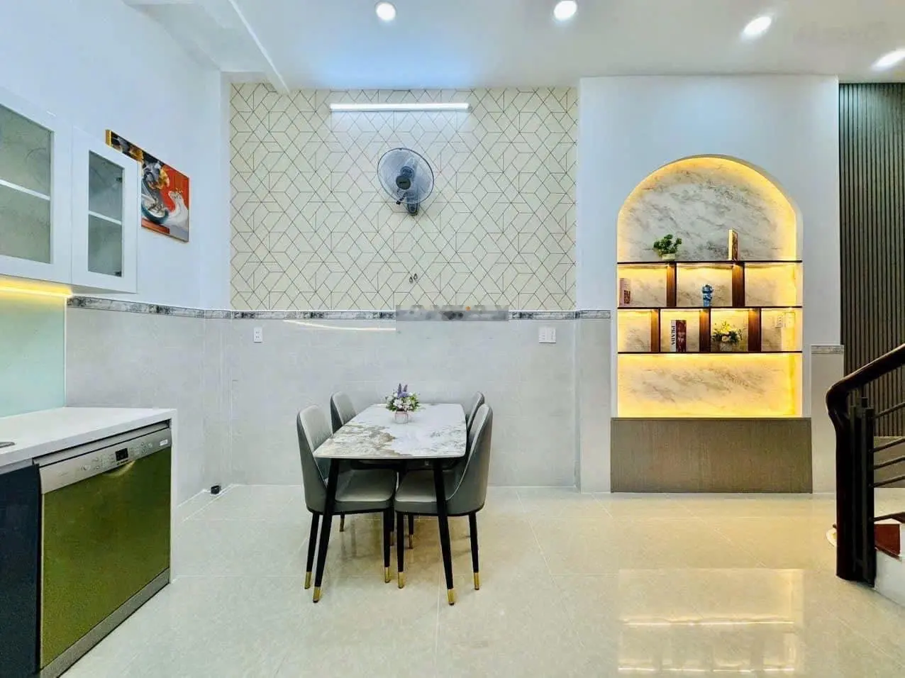 Bán nhà đẹp 61,1m2 đường Hai Bà Trưng, P8, Q3 giá bán 2tỷ900. Gần siêu thị, trường học, hẻm 6m