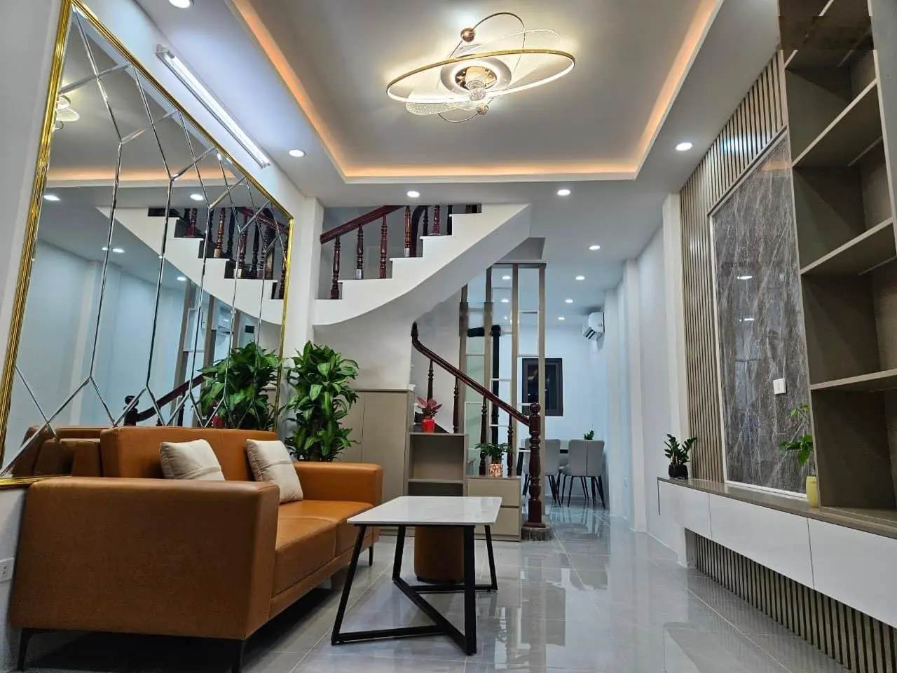 ( Hiếm có) Bán Nhà 33m2 x 4 Tầng full nội thất, ngõ thông, ô tô, gần phố Lạc Long Quân. Giá 6.4 Tỷ.