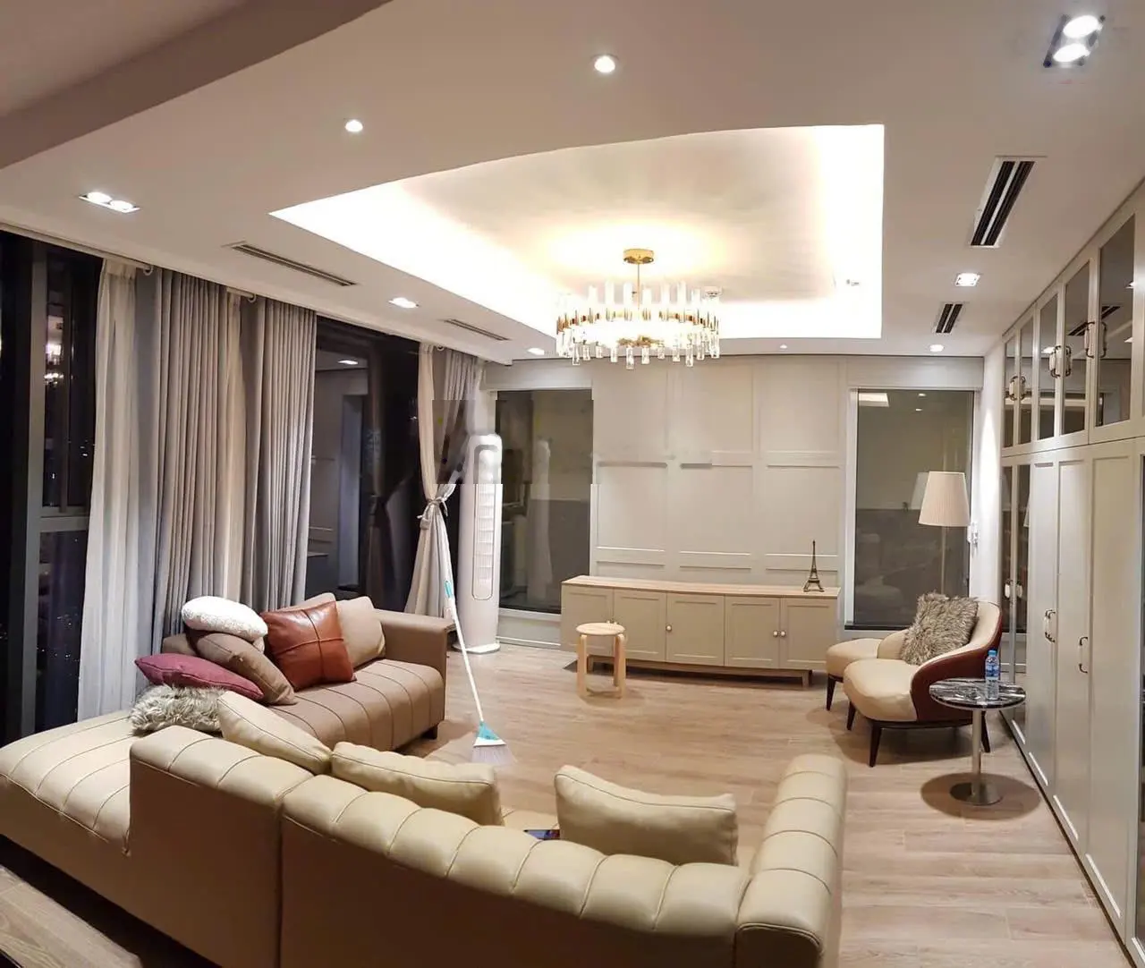 Chuyển nhà xuống biệt thự nên tôi đang cần bán gấp căn hộ đập thông 160m2 giá 22 tỷ LH 0329 674 ***