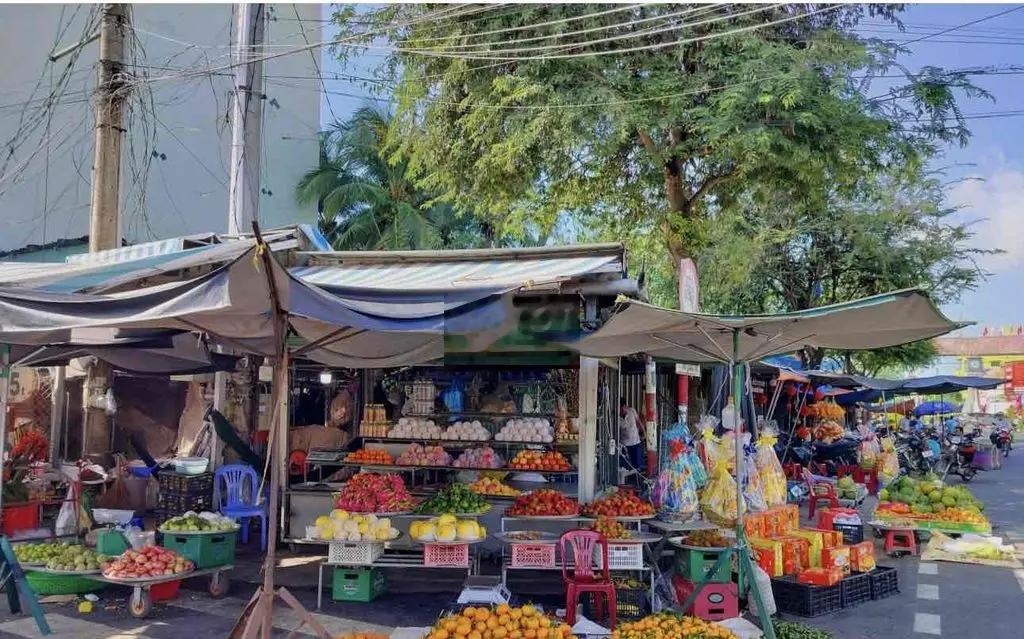 Đất mặt chợ Đông Đoài