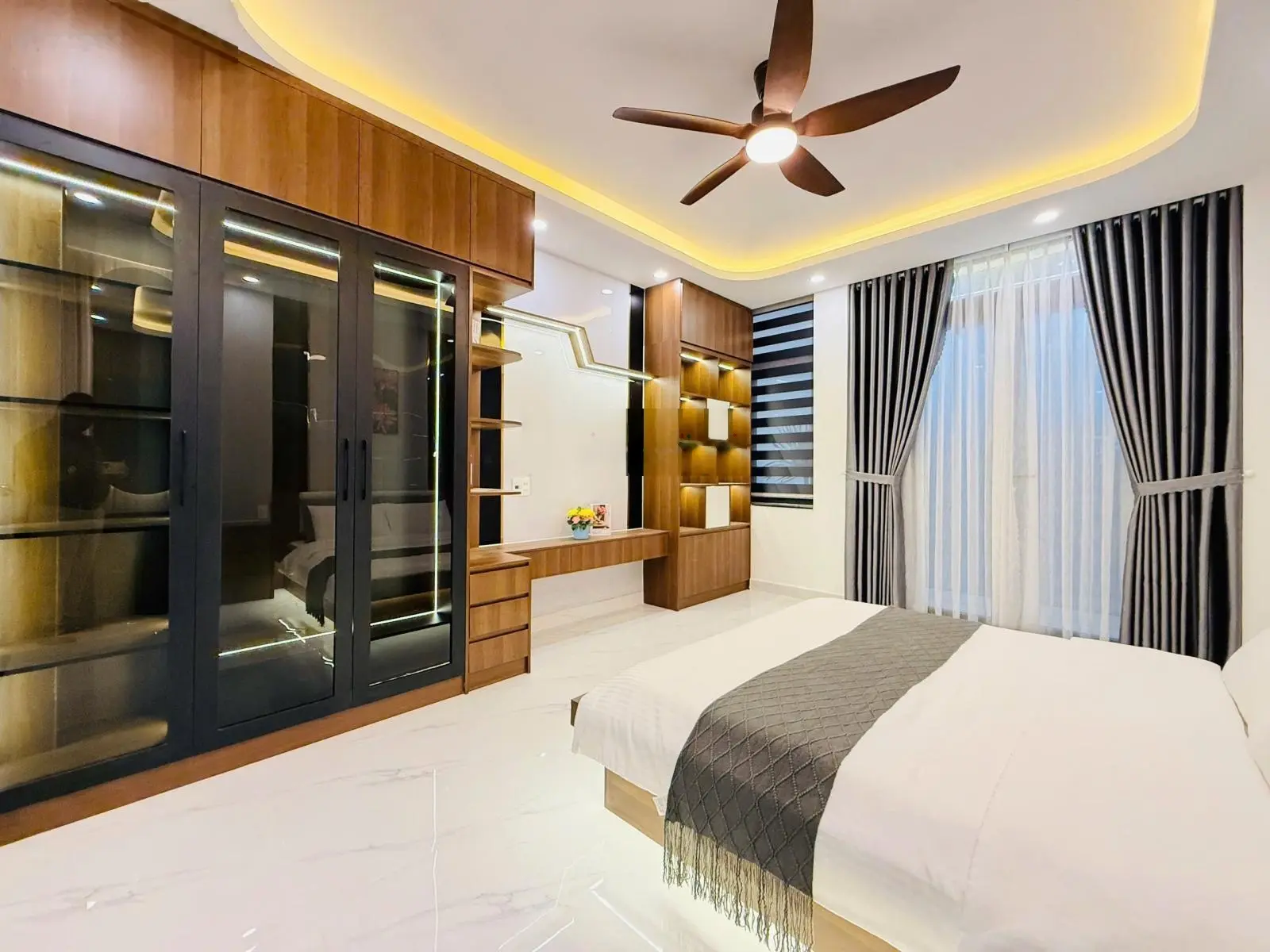 Nhà 6 tầng, thang máy 650kg, đường 12 mét, 3 xe tải tránh. sát emart. phan huy ích, p14, gò vấp.
