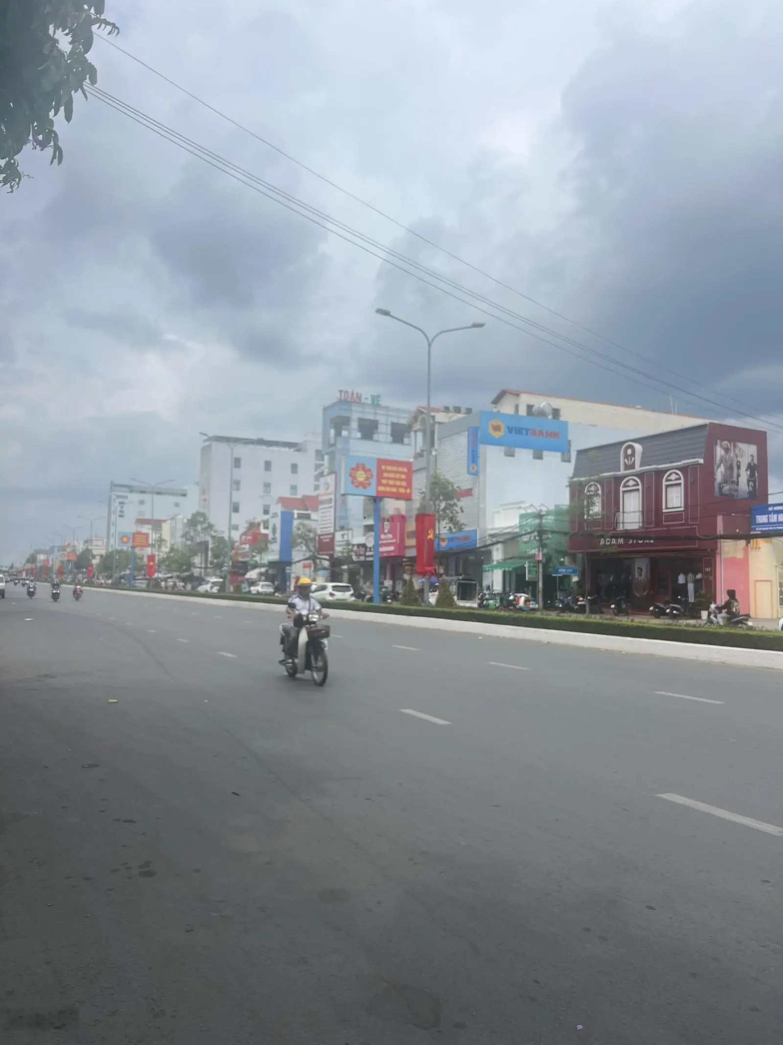 Nhà cấp 4 mặt tiền đường Nguyễn Văn Cừ ngang 4m dài gần 30m nở hậu giá chỉ 15 tỷ . vị trí đẹp