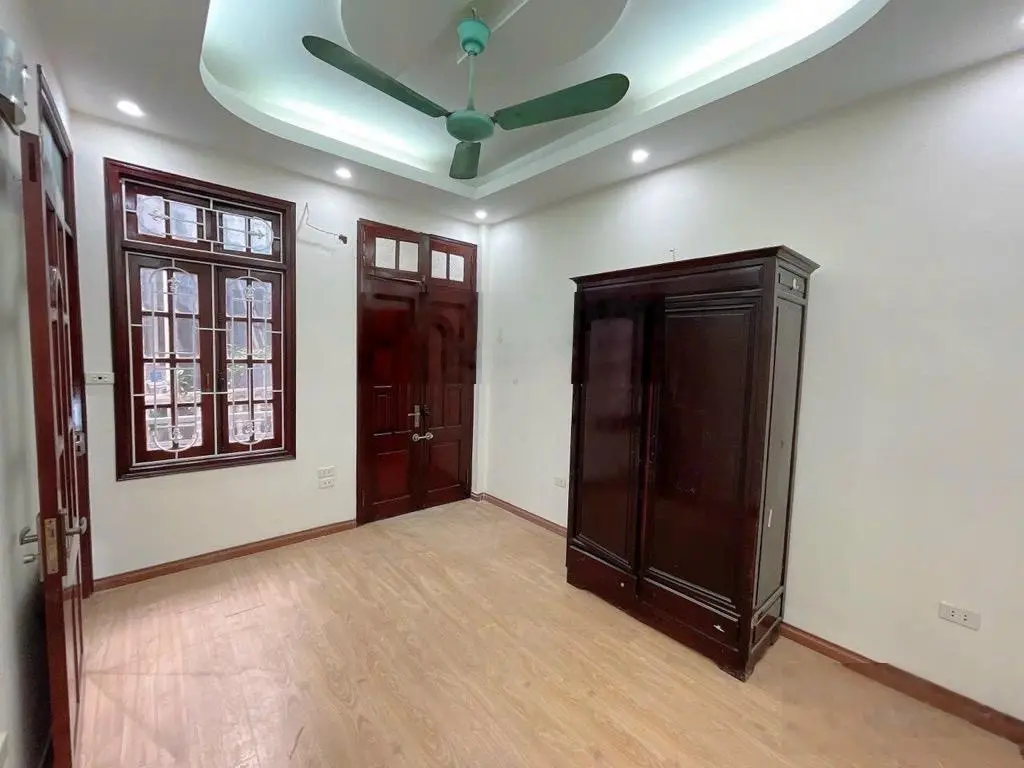 Bán nhà ở đường La Thành 27m2, 4 tầng, ngõ nông rộng, về ở luôn, 6 tỷ sáu.