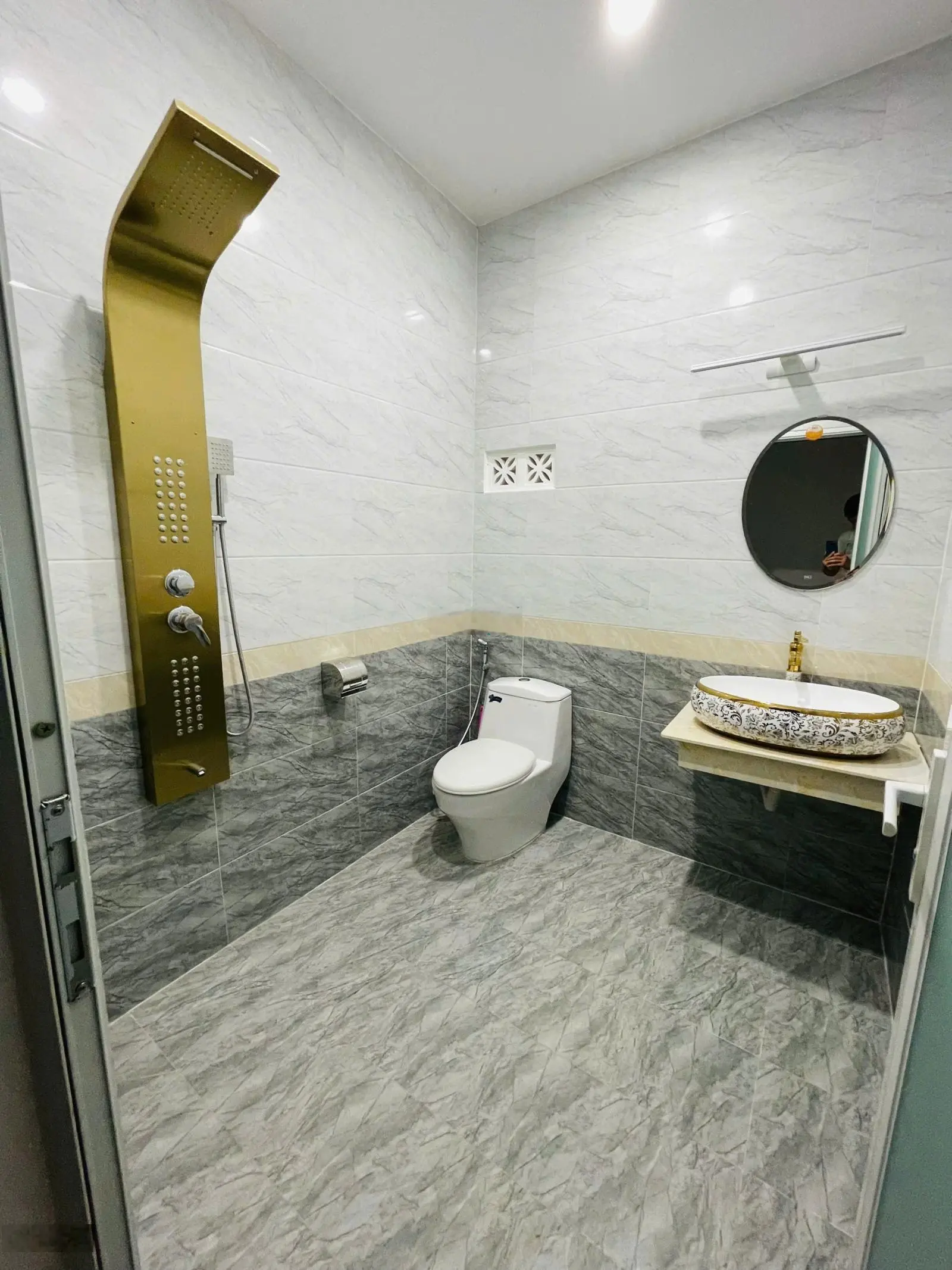 Bán biệt thự 2 mặt tiền Thạnh Mỹ Lợi. 10x20 (200m2) Để lại toàn bộ nôi thất cao cấp. Chỉ 22 tỷ TL