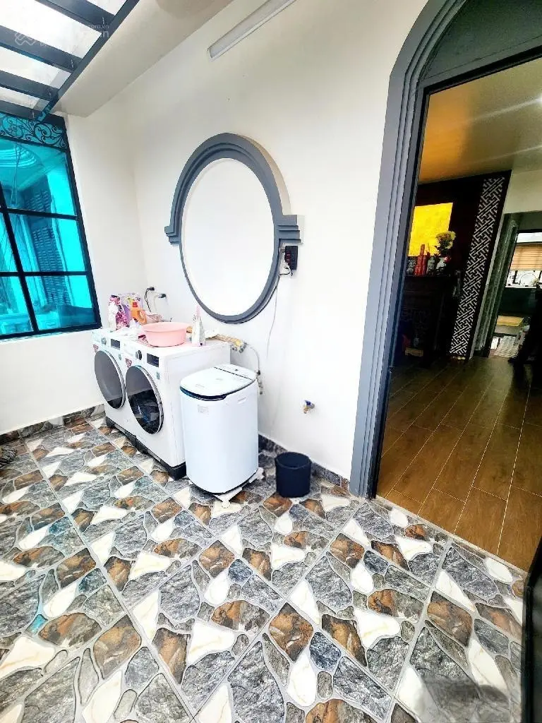 Vị trí đẹp phân lô quân đội ô tô đỗ cửa - gara 7 chỗ vào nhà - 5 tầng thang máy- hbt