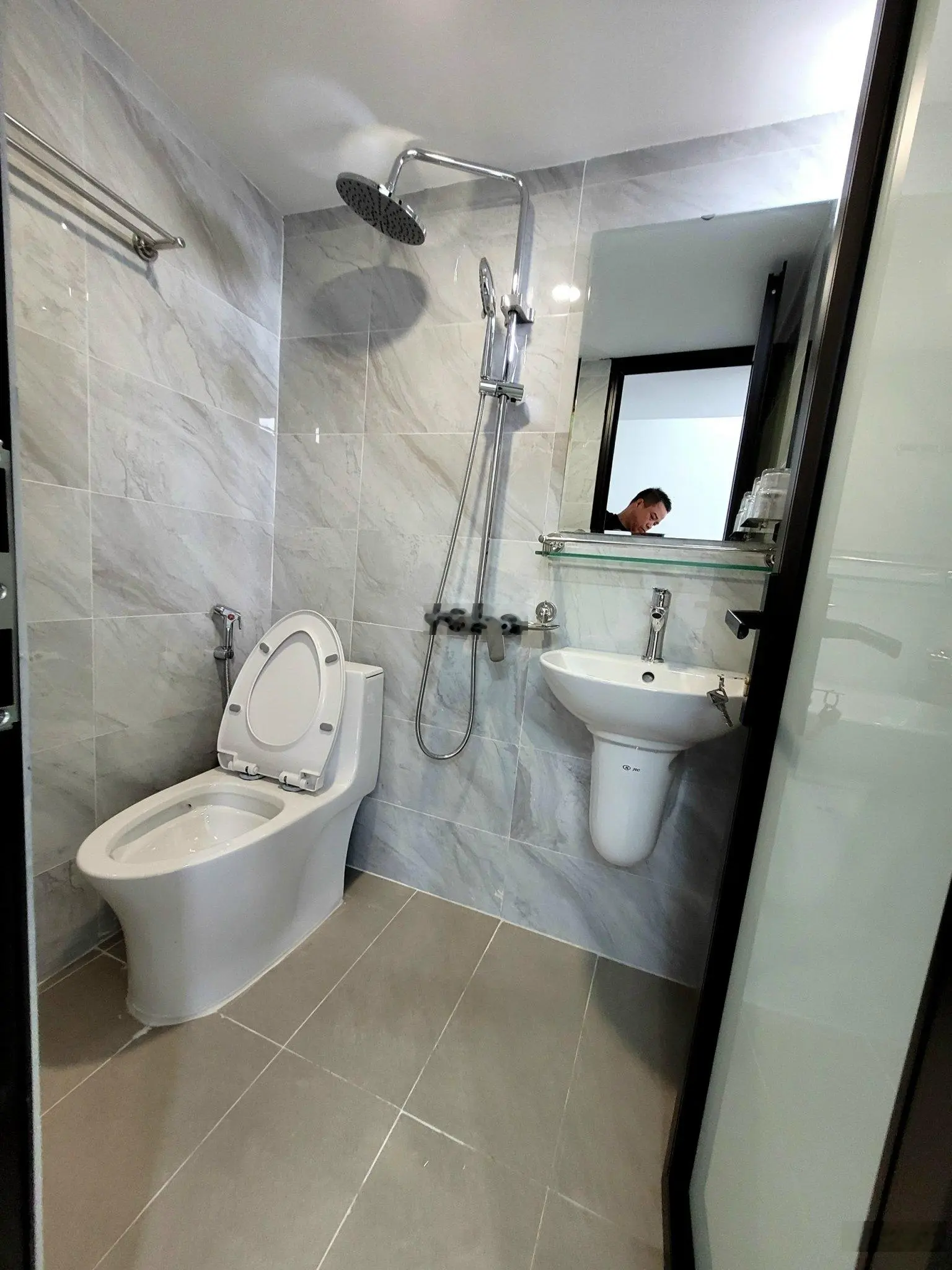 Bán toà nhà dòng tiền - Lạc Long Quân - 146m2*8T*MT 4m* giá 22tỷ nhỉnh - ngõ ôtô tránh - 20m ra phố