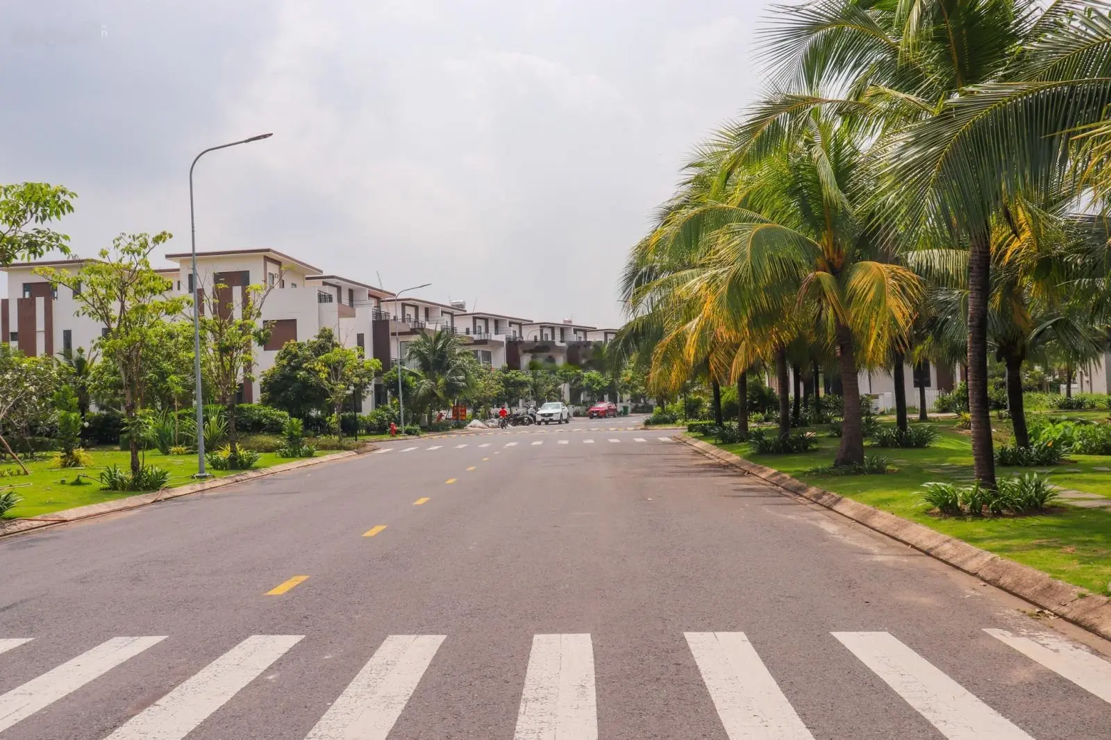 Ngân hàng cho vay 80% (4m x 17m). Sổ hồng riêng. Nhà đối diện công viên