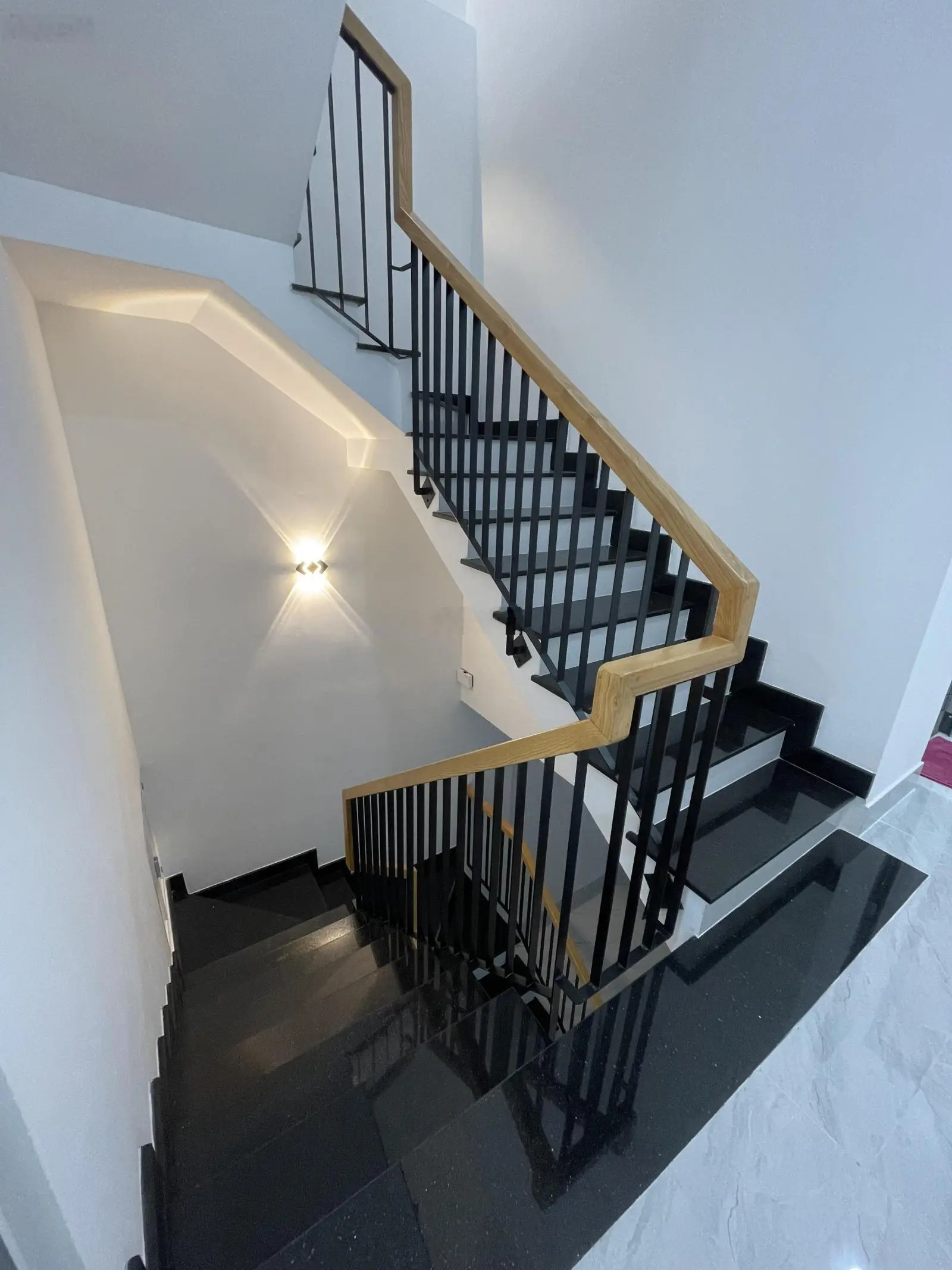 Bán Nhà 3 Lầu + sân thượng đường 8m, Hiệp Phú, Quận 9. Cách Vincom chỉ 500m.