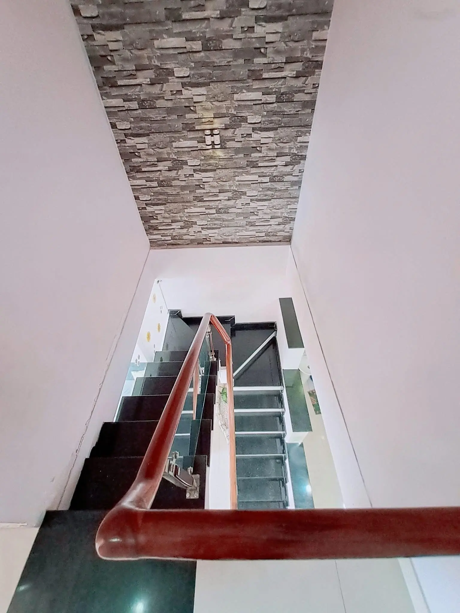Bán nhà Thiên Phước, sát vách Q10, (4.2x10) nở hậu 4.6m, 2 tầng mới, 1 căn ra hẻm ôtô, Chỉ 5tỷ25 TL