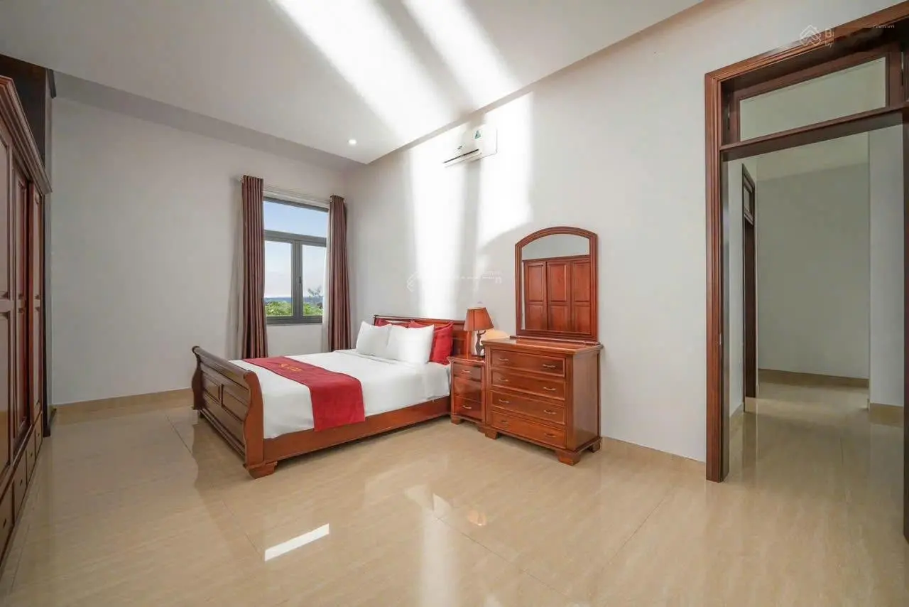 Bán nhà Villa đường Lê Văn Miến, sát biển Nguyễn Tất Thành