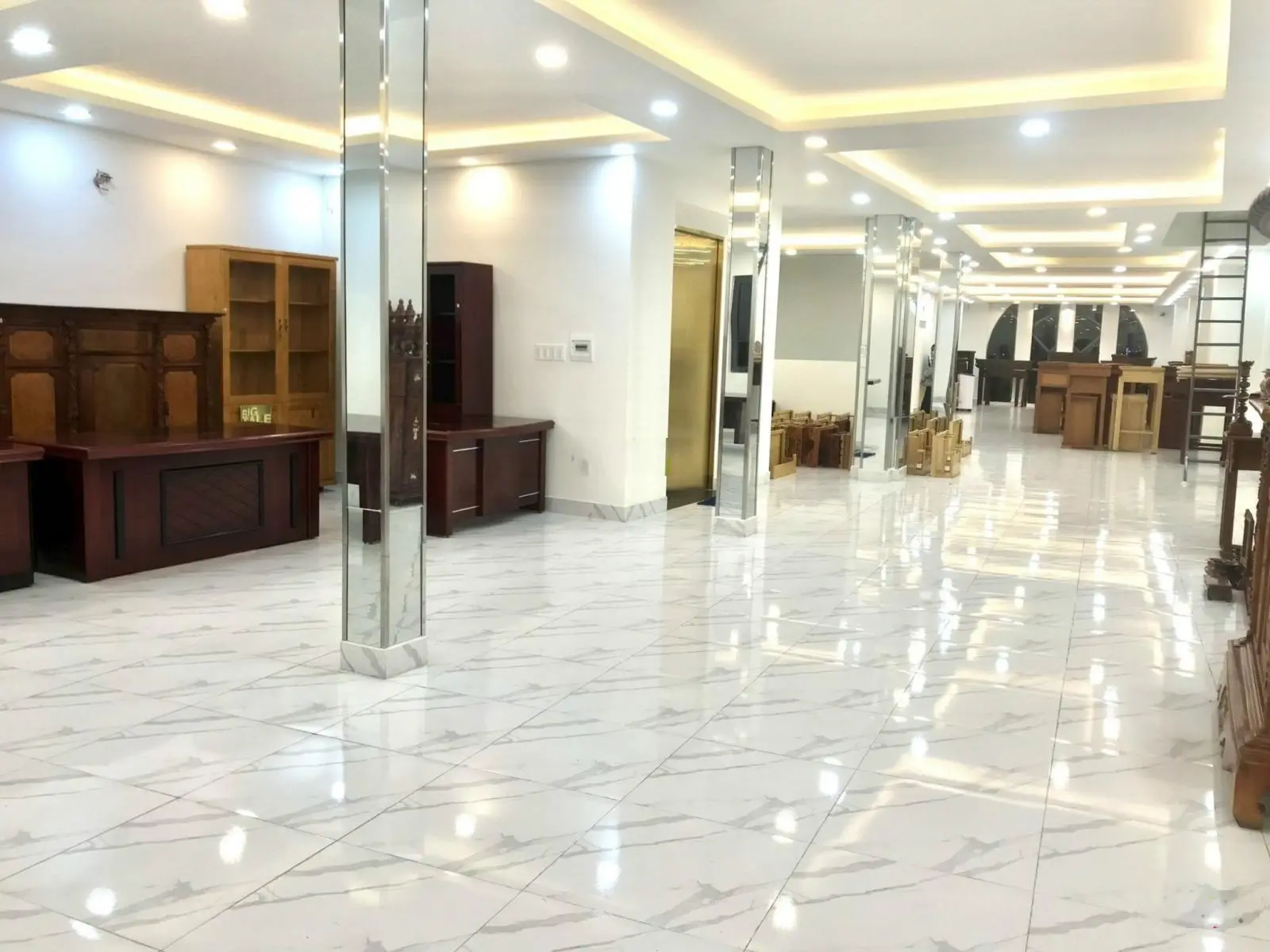 Siêu phẩm cực hiếm MT Nguyễn Văn Quá gần 360m2, 5tầng. Ngộp giảm 16tỷ, giá chỉ 70tr/m2