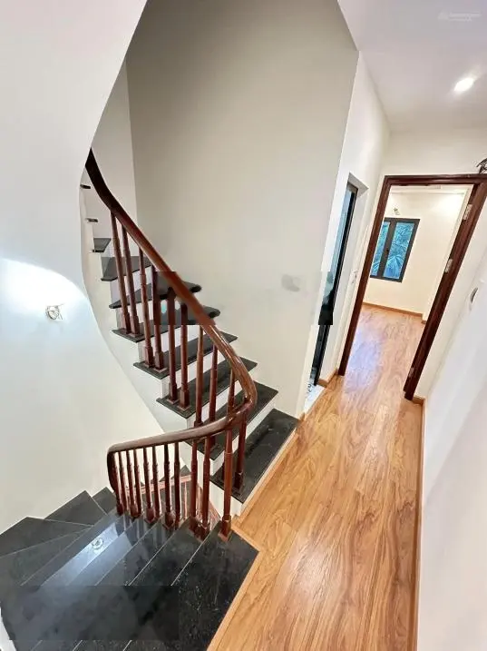 Bán nhà 5 tầng ô tô tránh đỗ cửa, sát chợ , nhà văn hoá, tại liên mạc bắc từ liêm, giá hơn 5 tỷ