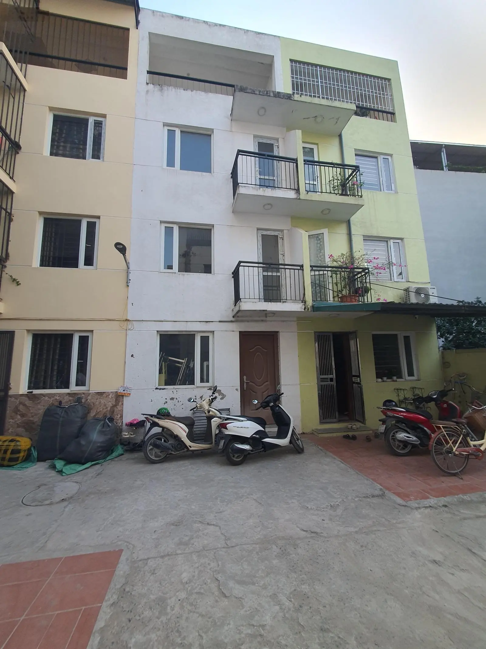 Gia đình tôi cần bán nhà 4 tầng phố Kẻ Vẽ, DT 47.5m2, ô tô vào cổng, SĐCC. Giá 7.1 tỷ có TL