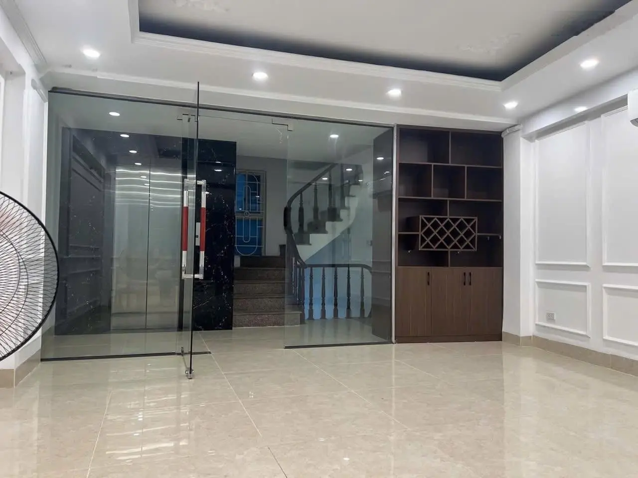 Bán nhà Lạc Trung, Hai Bà Trưng . DT 80m2 7T mặt tiền 4.5m. giá: 22 tỷ. LH :0383 426 ***