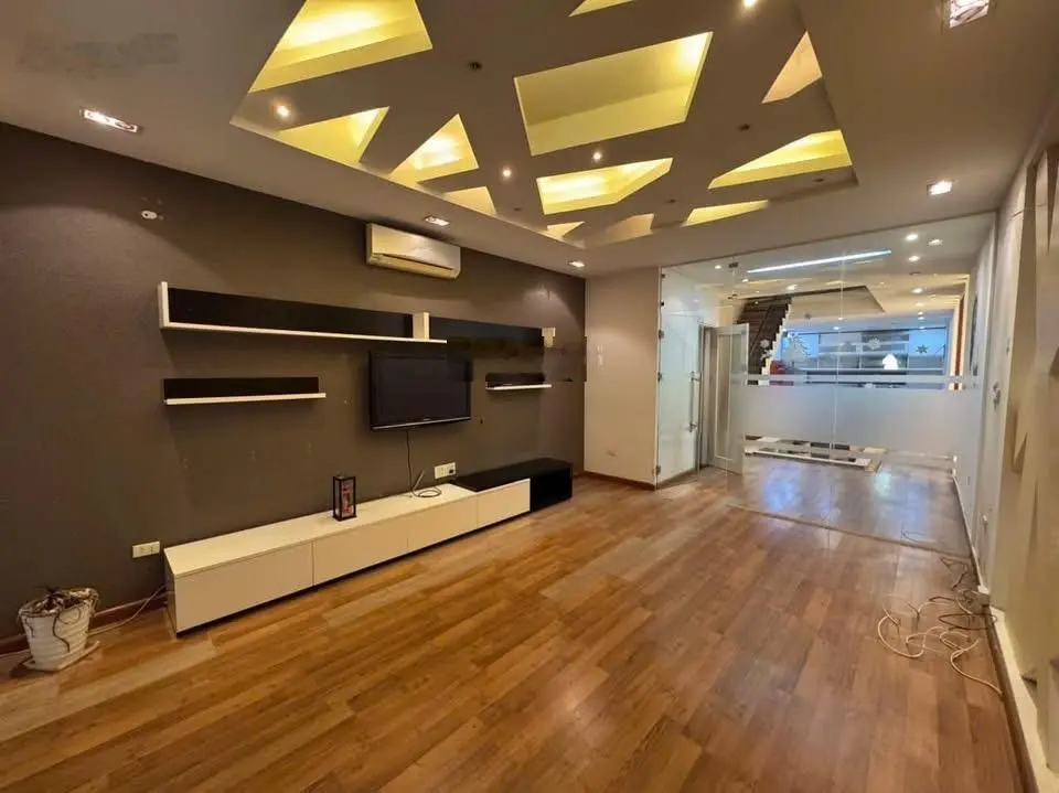 Phố nhật linh lang - ô tô tránh - 1 nhà ra phố - phân lô vip ba đình - kinh doanh 24/7 - 31.5 tỷ.