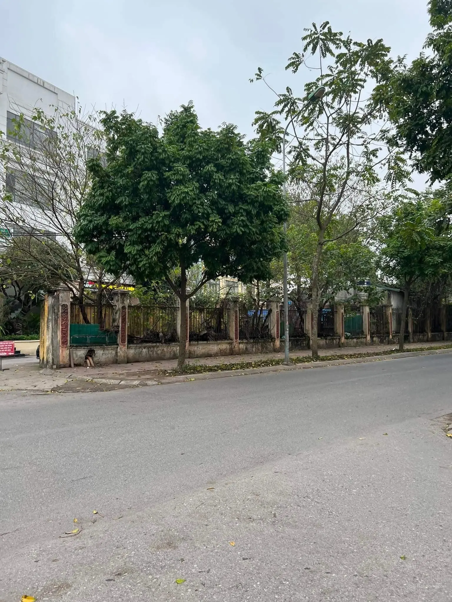 Bán toà nhà dịch vụ và thương mại - hai mặt phố - 2 hồ điều hoà - 4 mặt thoáng - cầu thang máy