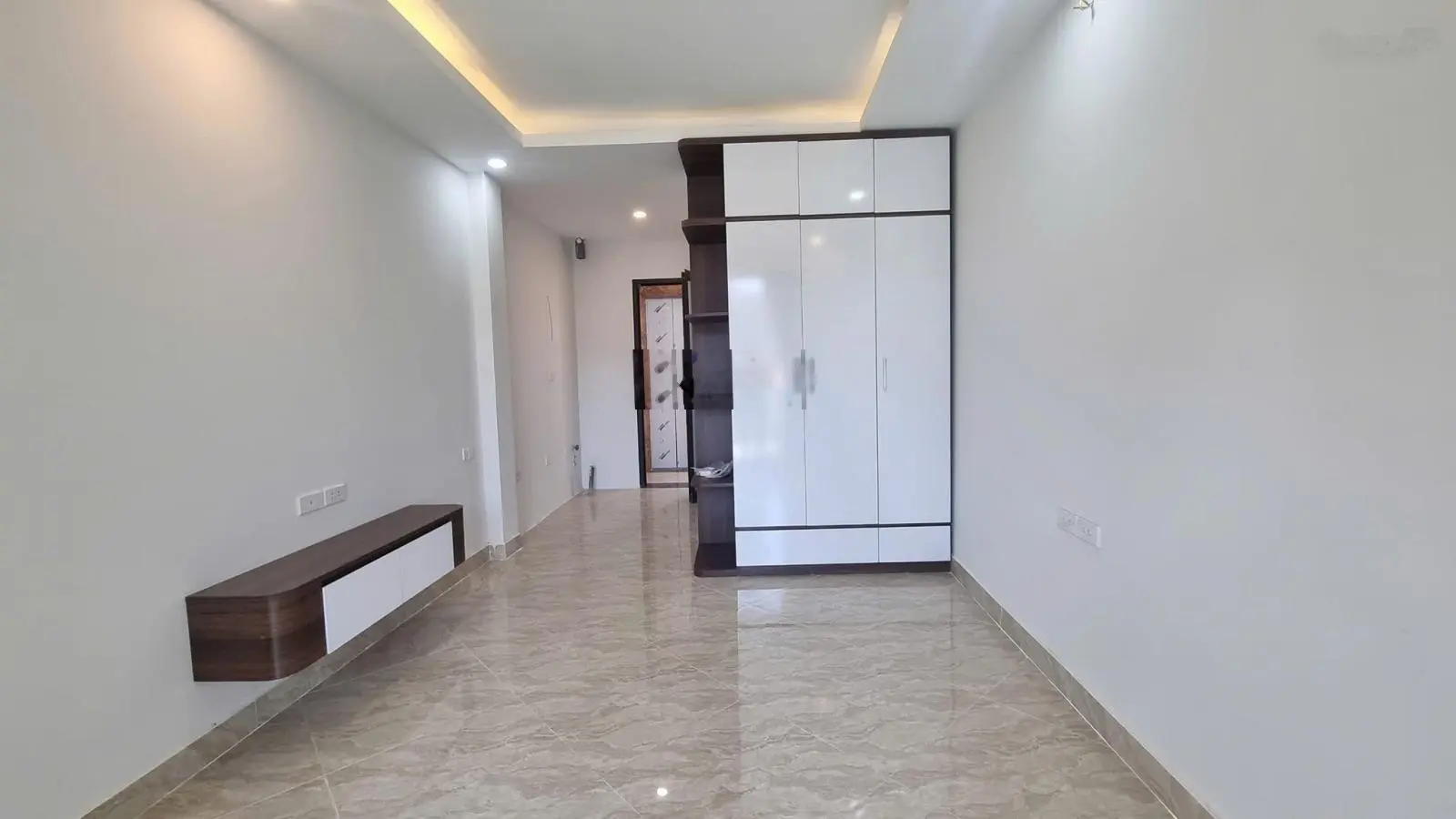 (THANG MÁY) Bán nhà Tôn Đức Thắng 40mx6T thông sàn TM mới đẹp thoáng 30m ra phố 7 tỷ Đống Đa