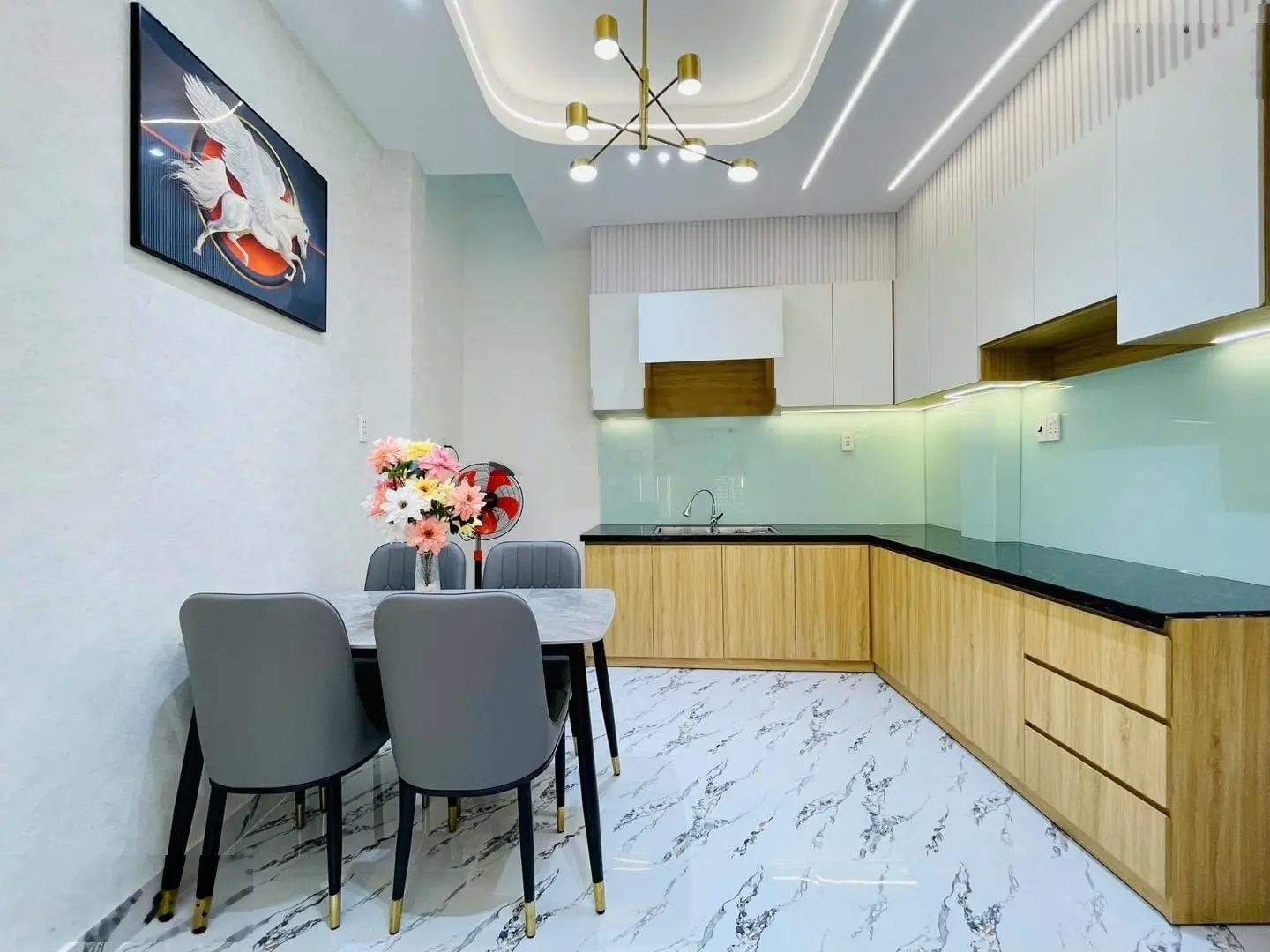 Bán nhà Sư Vạn Hạnh, P.10, Quận 10, 52m2, Ngang 5 dài 10,4, giá 2tỷ4,nội thất cơ bản, sổ hồng riêng