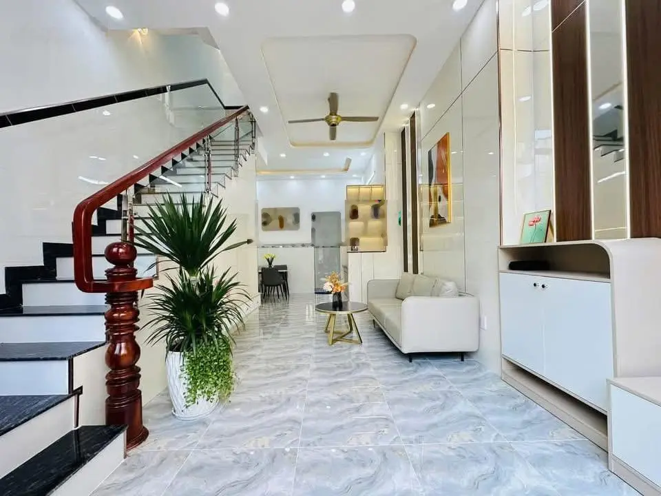 GIẢM MẠNH CHỈ CÒN 2TỶ850 Nhà Lê Thị Bạch Cát, P.11, Q.11. DT 52m2. Đang cho thuê 18tr/th HXH 6m SHR