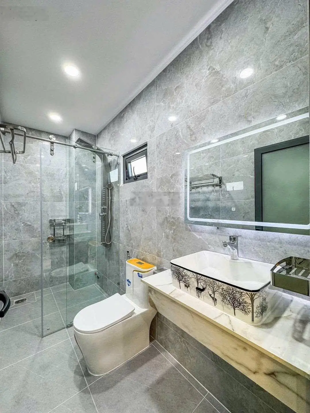 Nhà đẹp giá rẻ,hẻm xe hơi tọa lạc ngay đường Khổng Tử,Hiệp Phú,quận 9.Giá chỉ 4 tỷ 290 tr quá rẻ.