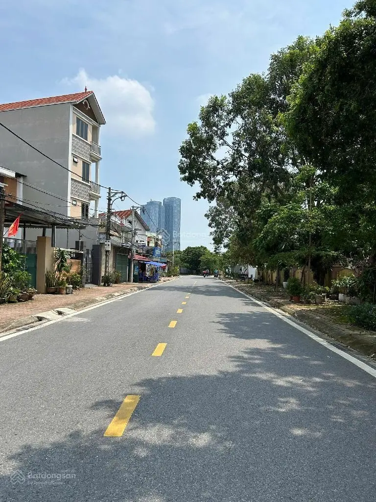 Mặt phố - Đào Xuyên, 180m2 nhà đẹp - 2 tầng, kinh doanh sầm uất - Vỉa hè to - Ô tô tránh - MT 8m