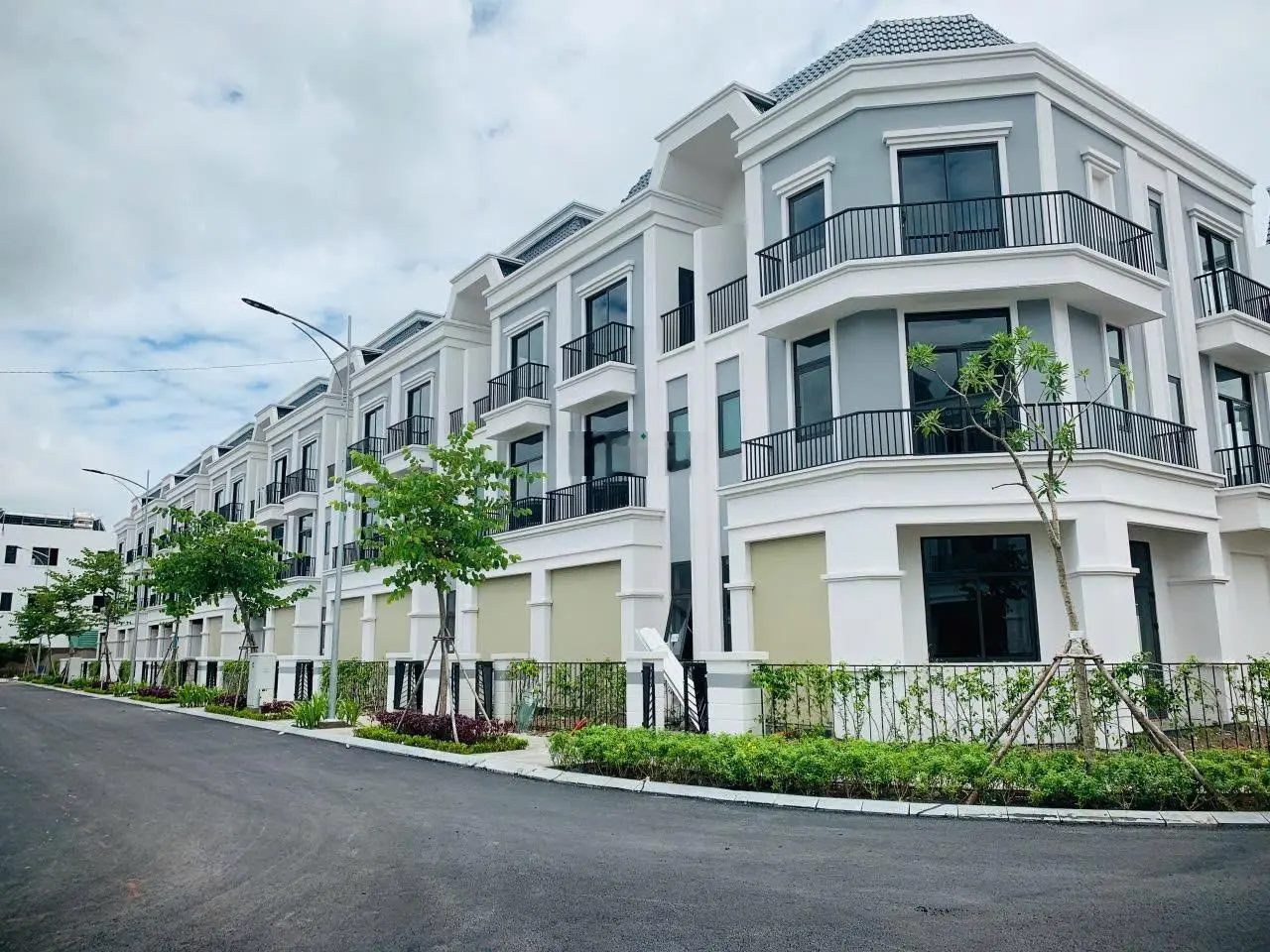 Nhà phố trung tâm Đức Hòa 3 lầu. Bank cho vay 70% + trả chậm 2 năm không lãi